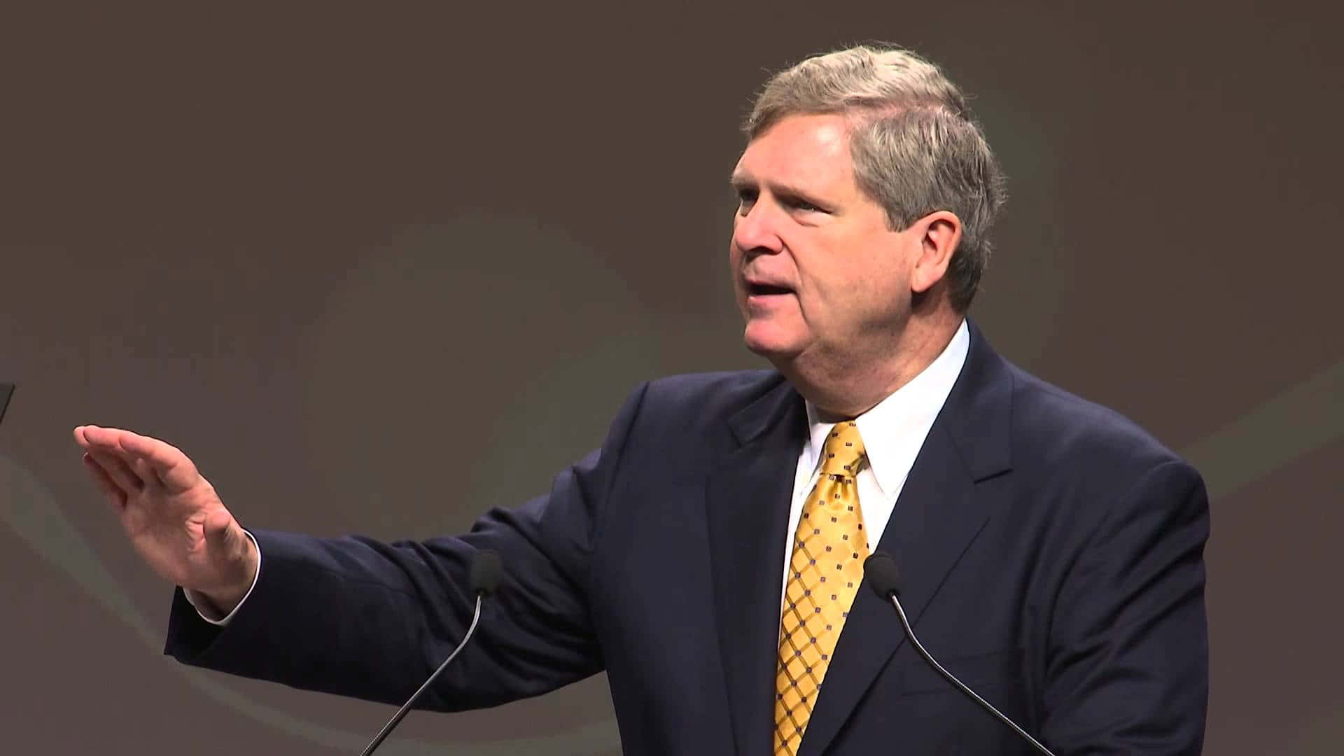 Tom Vilsack, dark suit, yellow patterned tie, Full HD Desktop Wallpaper