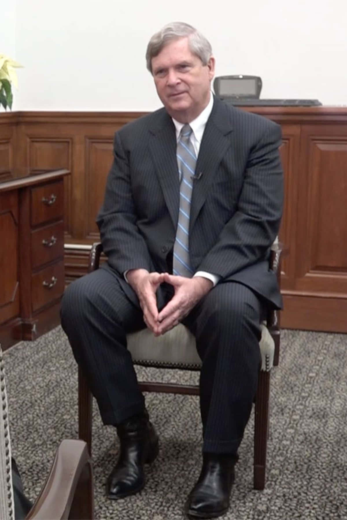 Tom Vilsack, pinstripe suit, wooden chair, HD Phone Wallpaper