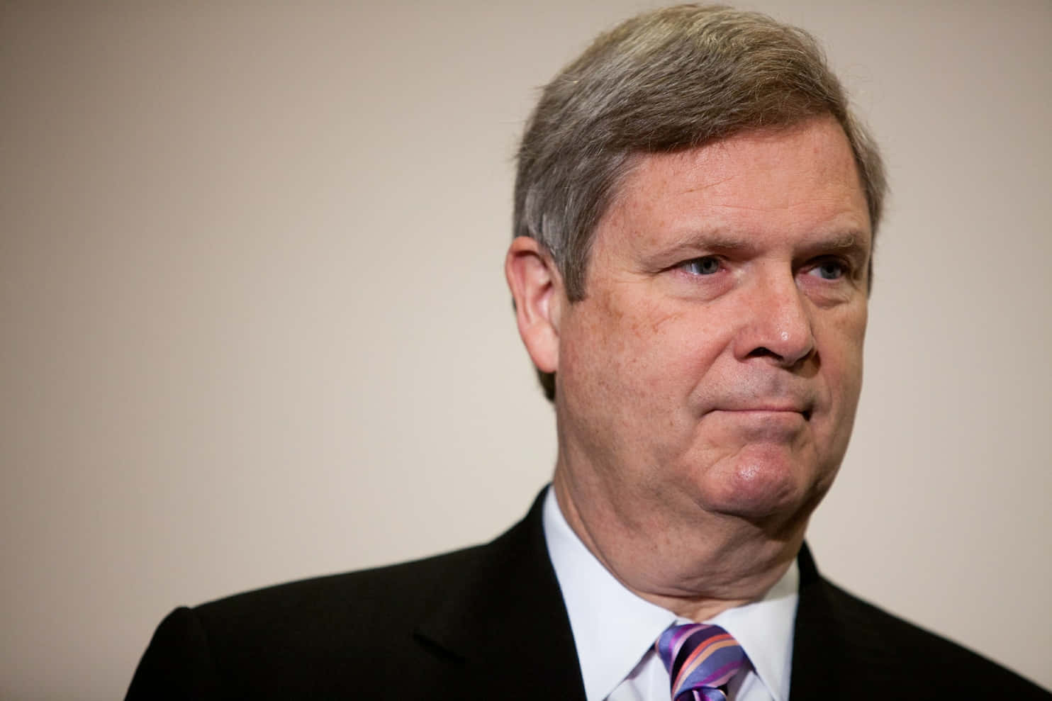 Tom Vilsack, off-white backdrop, dark suit, HD Desktop Wallpaper