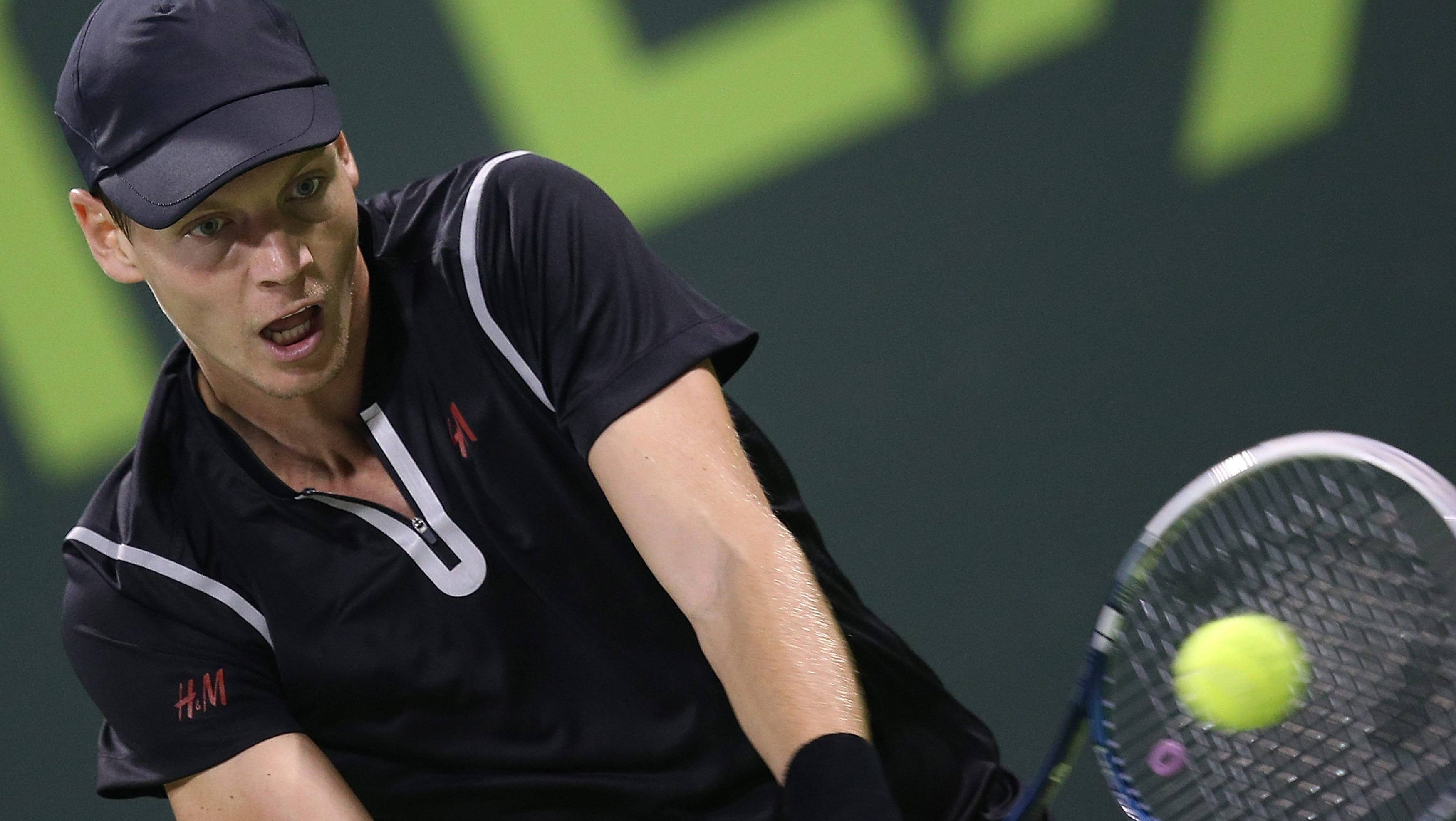 Tomas Berdych, black gear, bright yellow ball, 2K Desktop Wallpaper