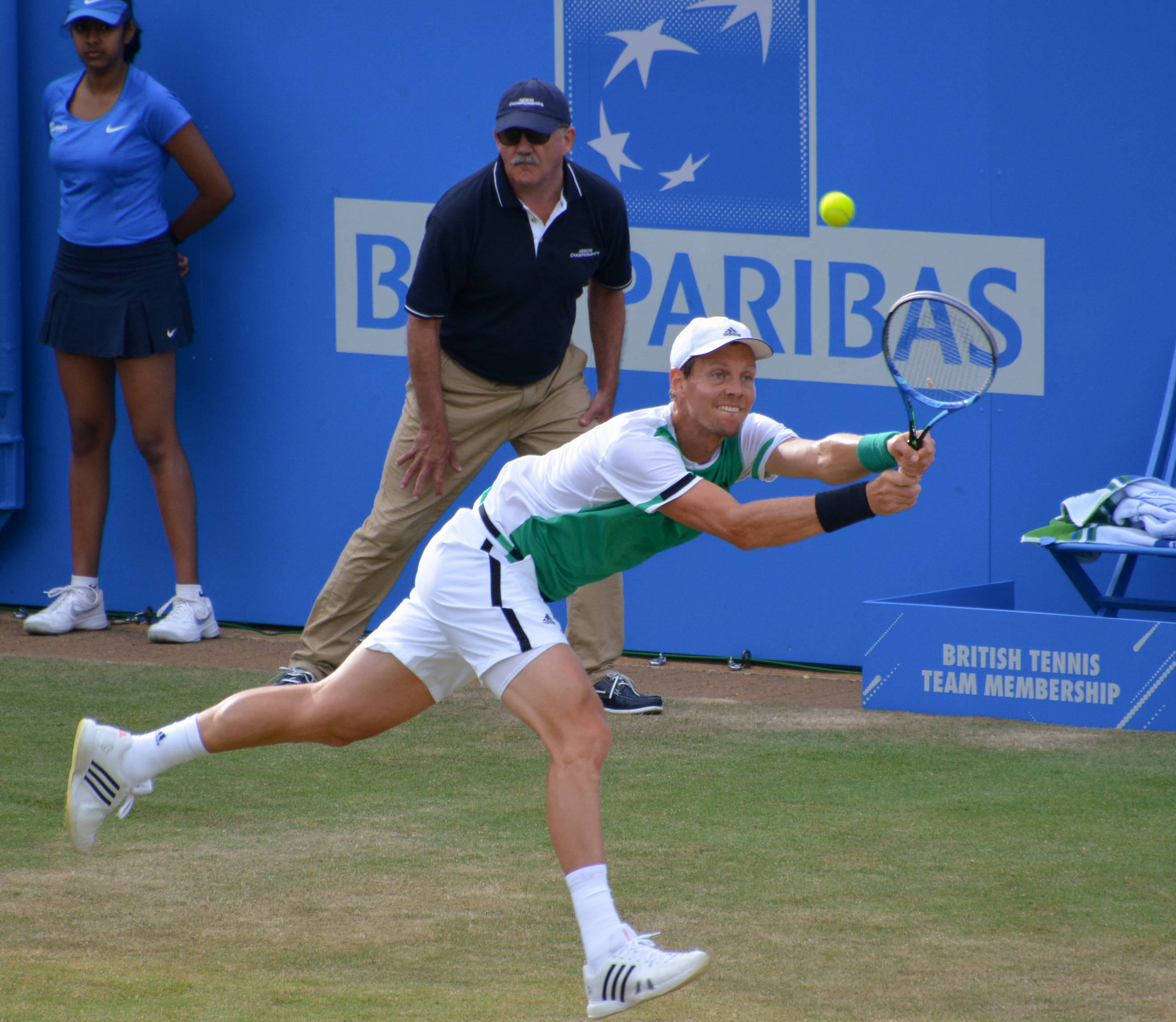 Tomas Berdych, yellow ball, grass court, 2K Desktop Wallpaper