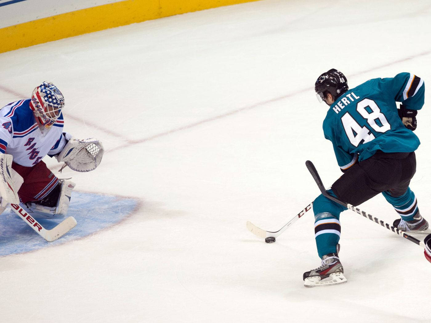 Tomas Hertl, teal jersey, goalie in blue and red gear, HD Desktop Wallpaper