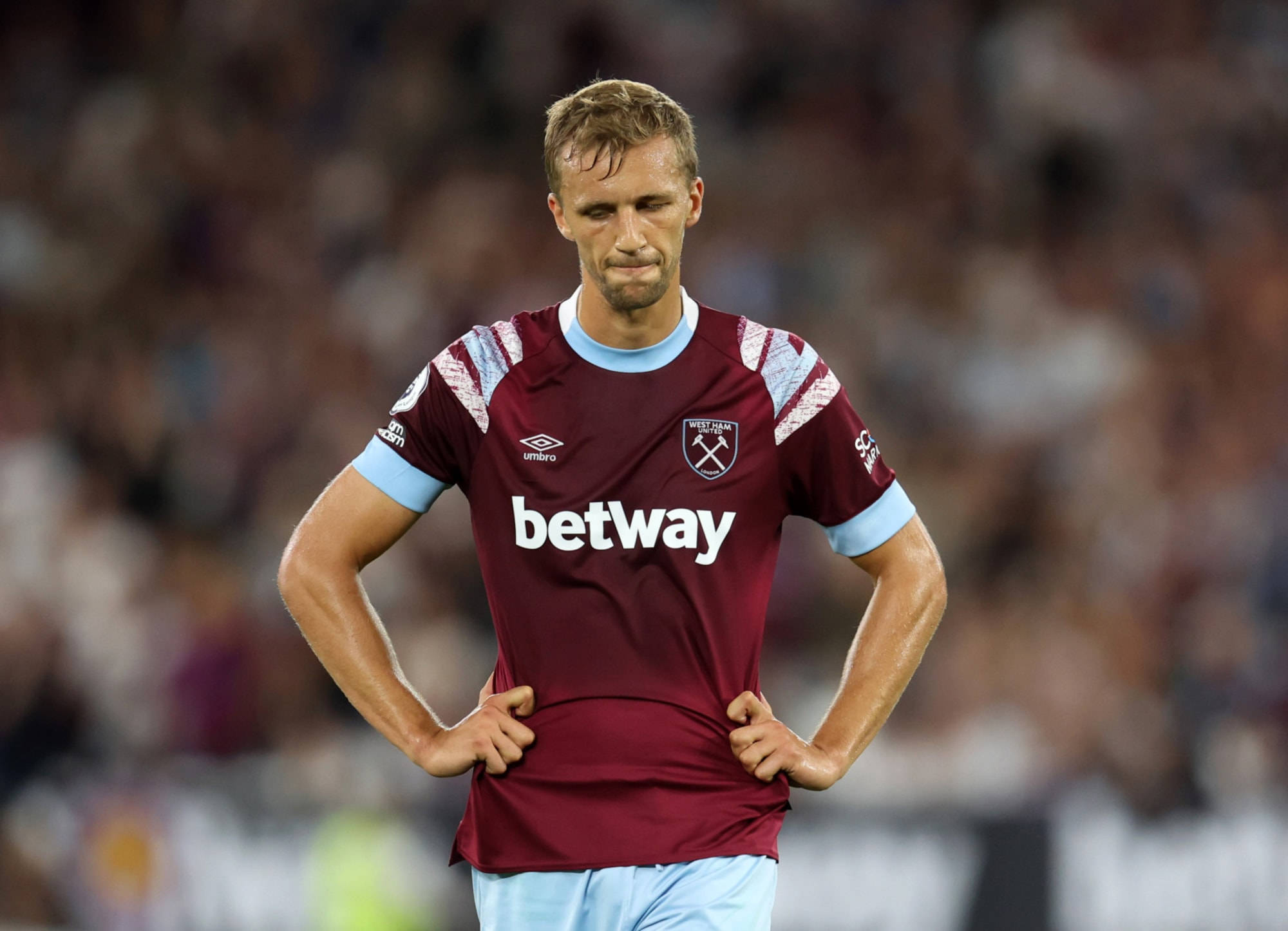 Tomas Soucek, maroon West Ham jersey, stadium pitch, Full HD Desktop Wallpaper