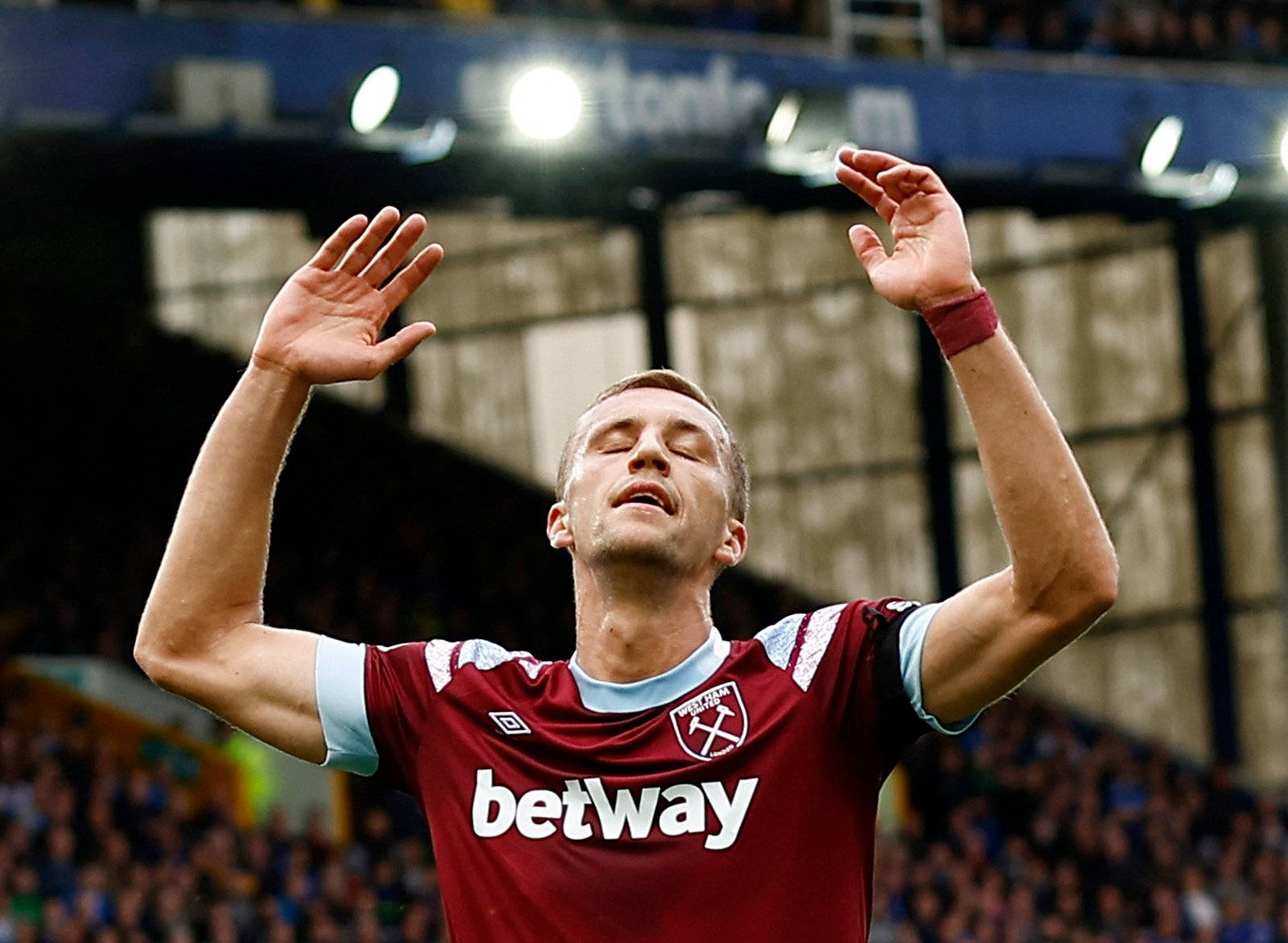 Tomas Soucek, maroon jersey, stadium lights, HD Desktop Wallpaper