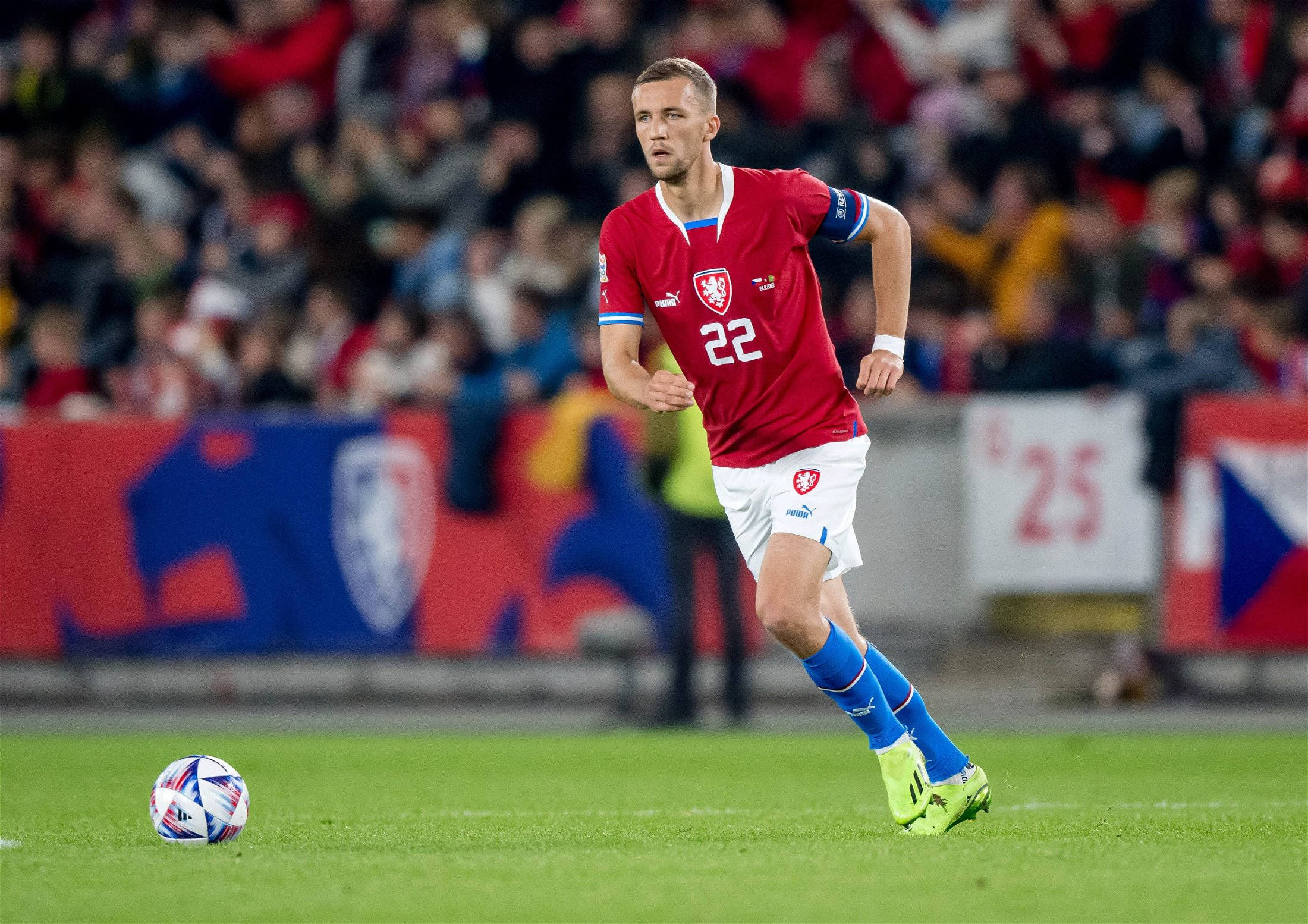 Tomas Soucek, red jersey, number 22, Full HD Desktop Wallpaper