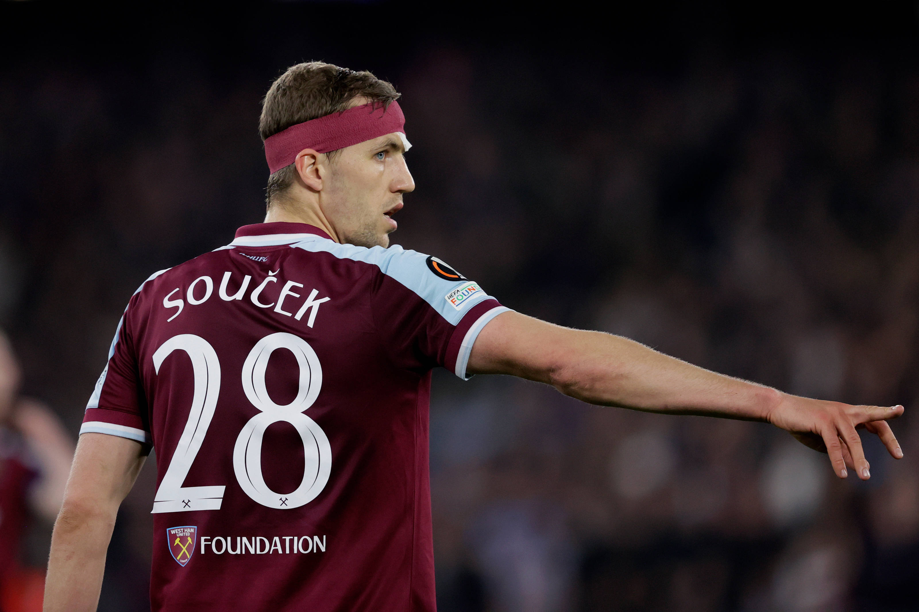 Tomas Soucek, maroon jersey, number 28, 2K Desktop Wallpaper