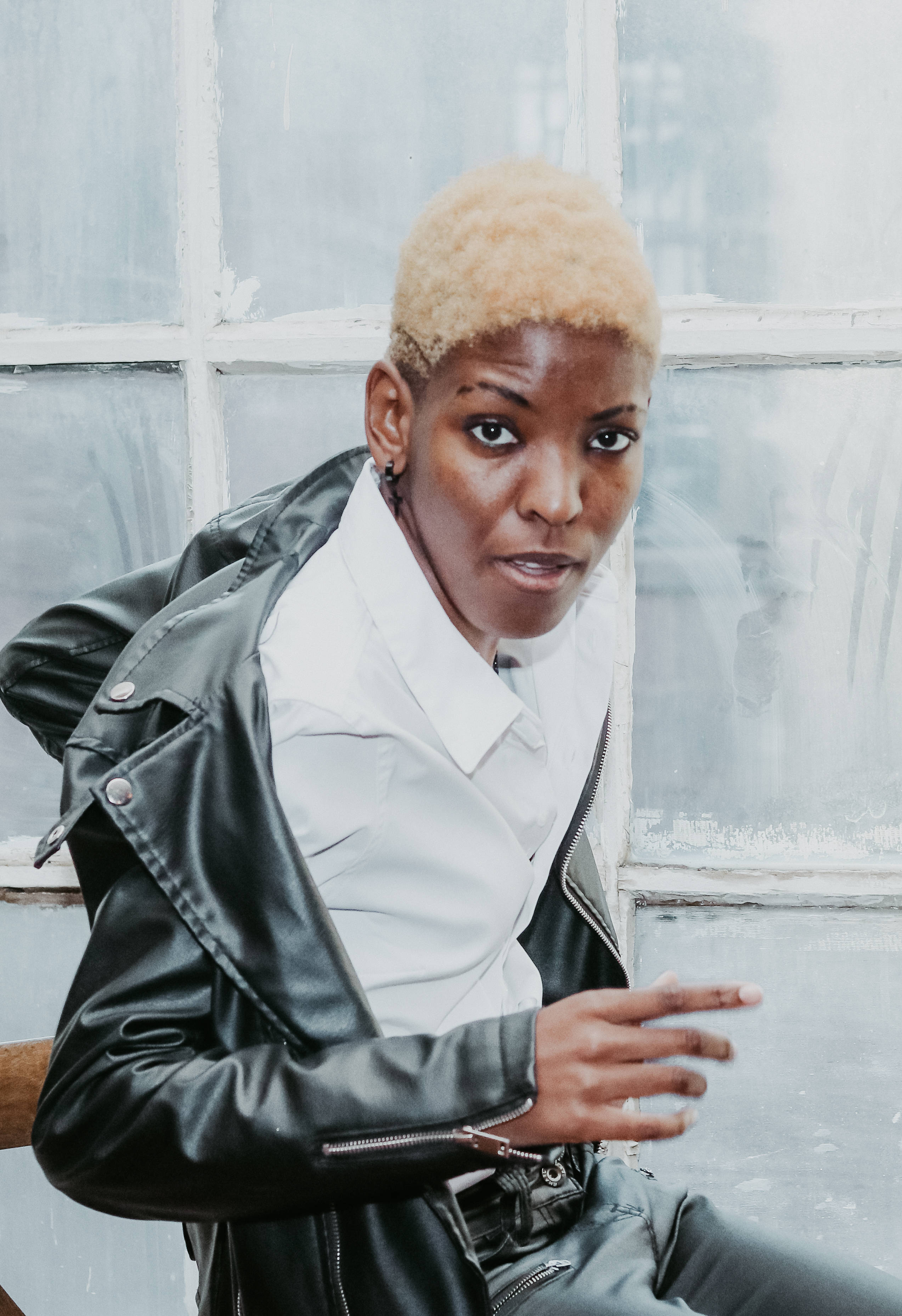 blonde buzz cut, black leather jacket, white shirt, 2K Phone Wallpaper