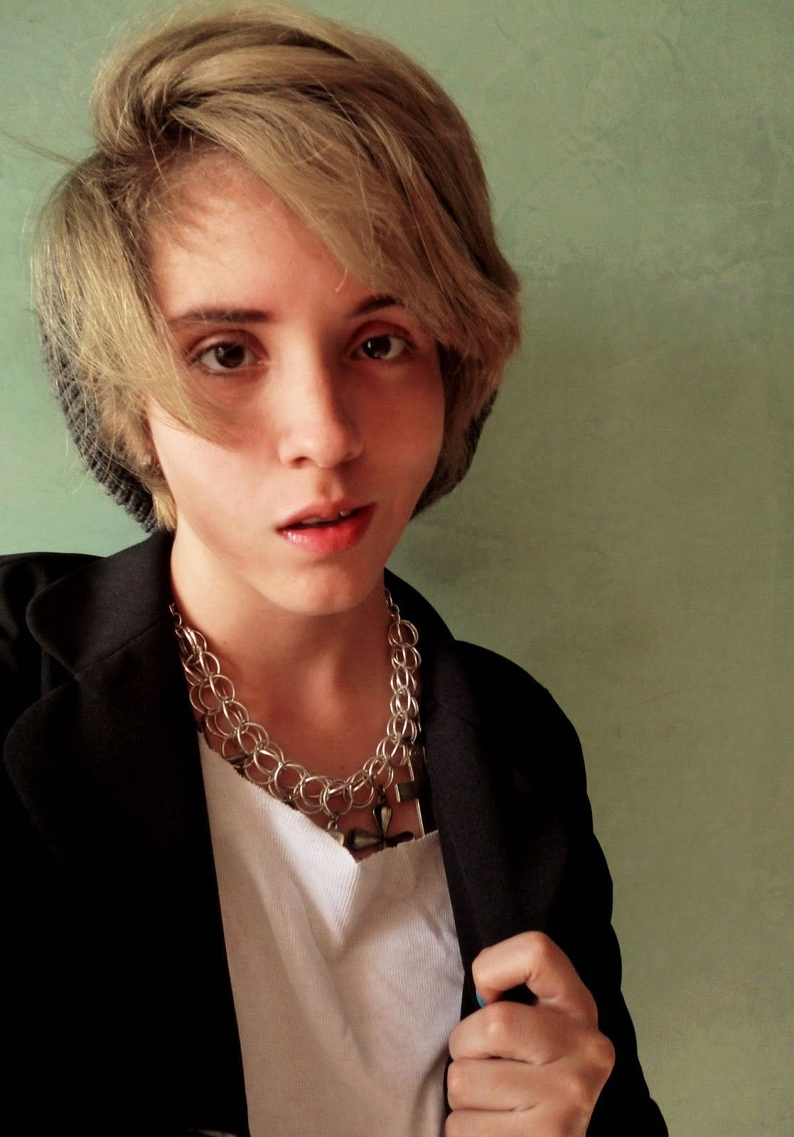 cute tomboy, short blonde hair, bold chain necklace, HD Phone Wallpaper