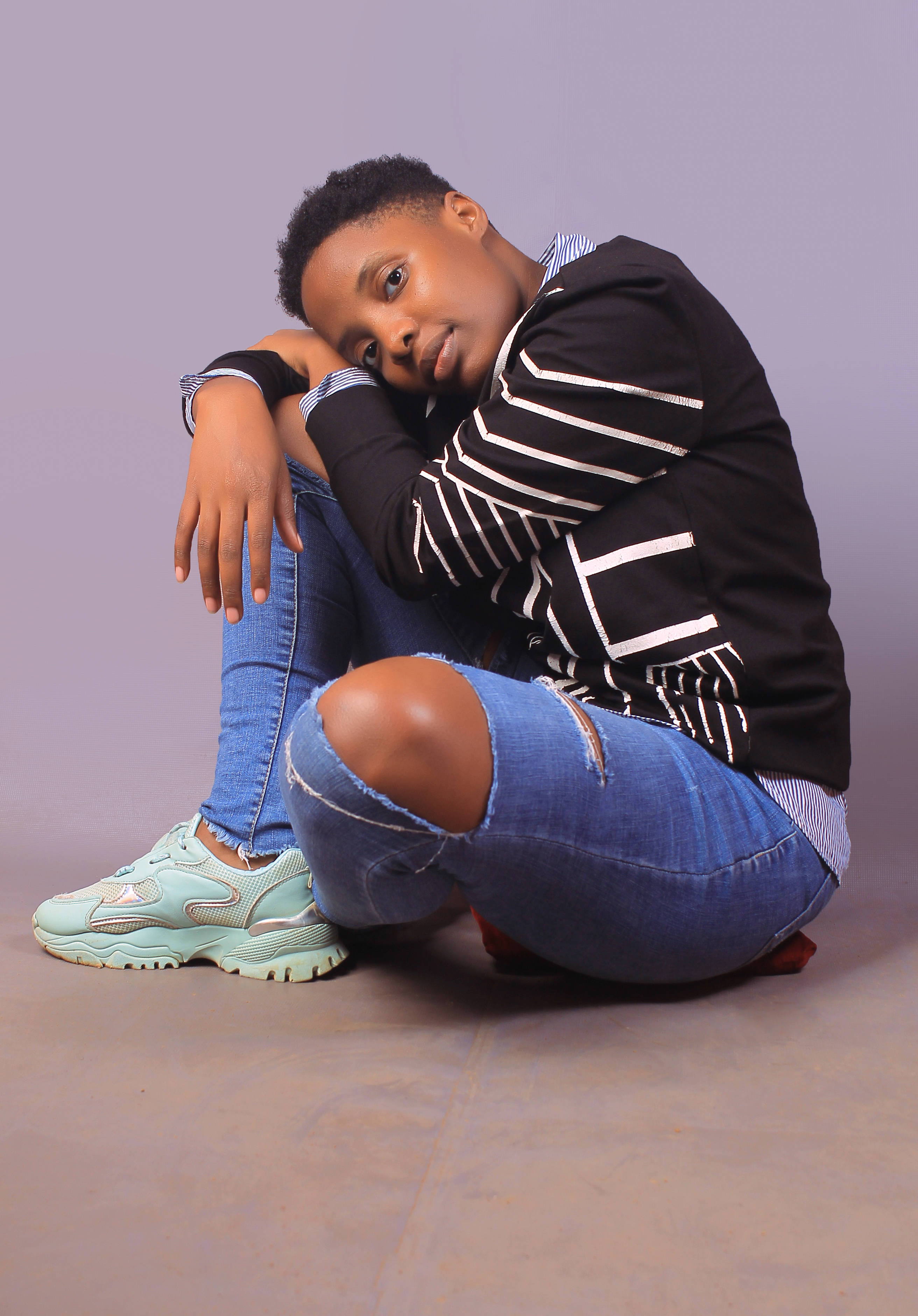 Tomboy, crunched pose, ripped jeans, 2K Phone Wallpaper