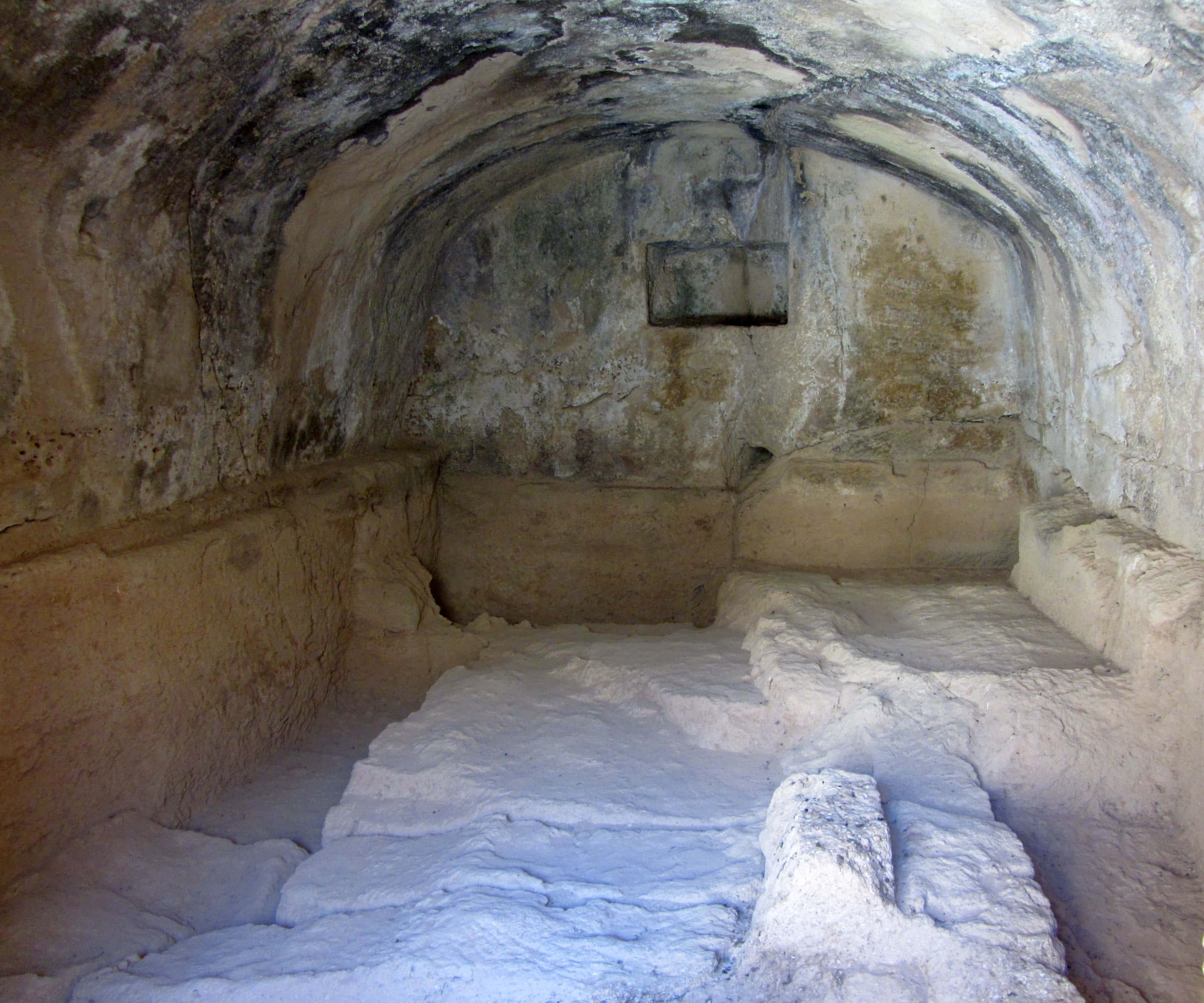 ancient tomb chamber, stone chamber, arched ceiling, 2K Desktop Wallpaper