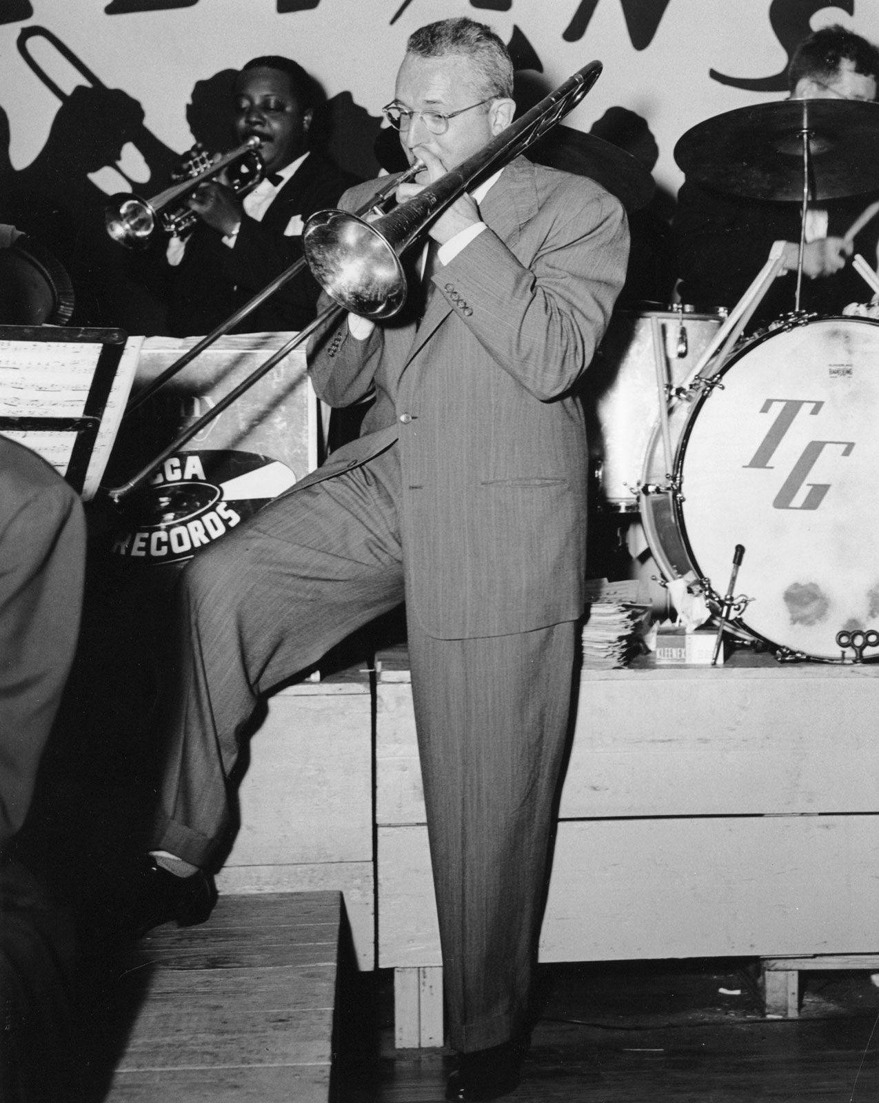 Tommy Dorsey, trombone player, suit, HD Phone Wallpaper