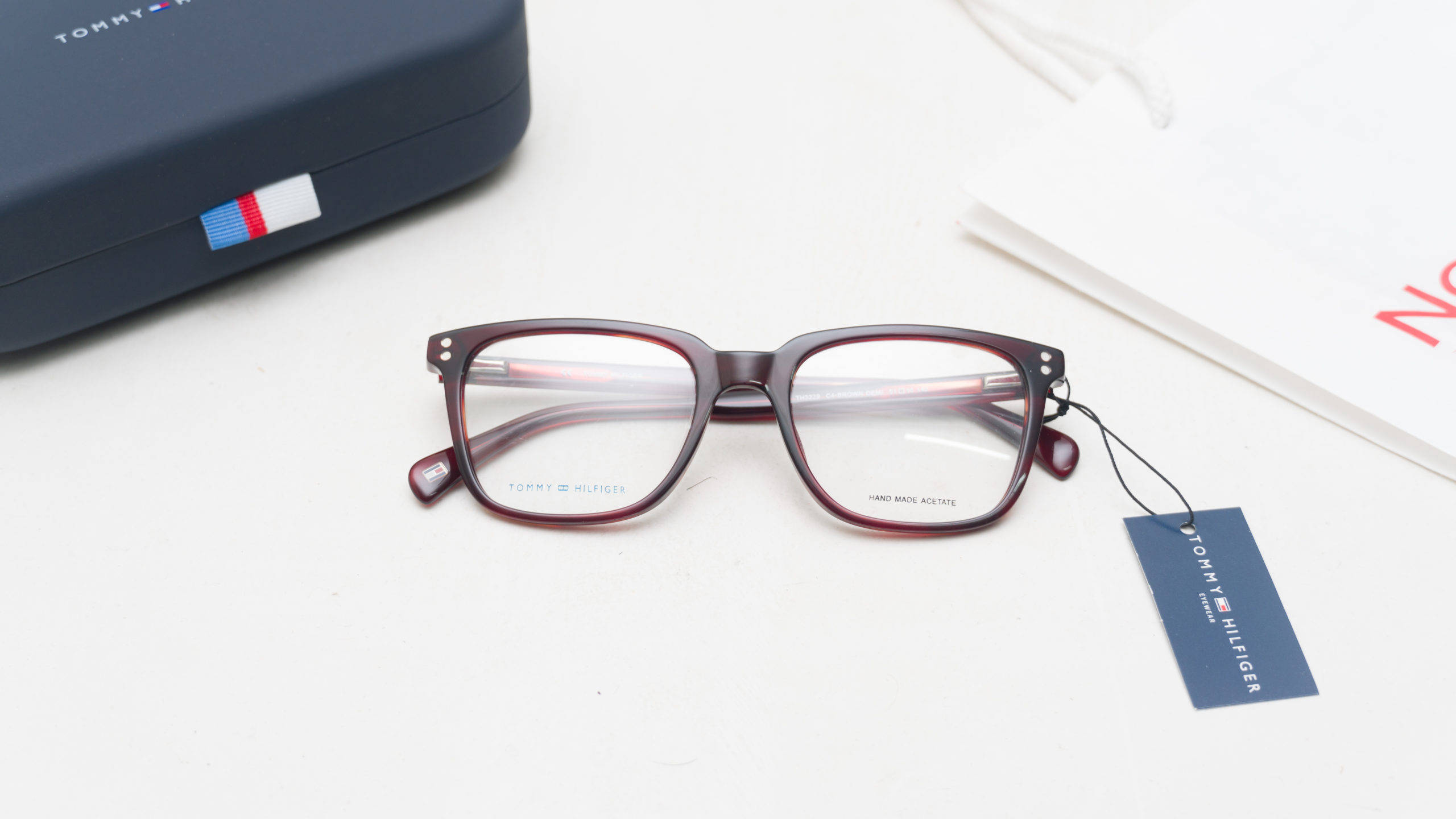 Tommy Hilfiger, maroon-framed, white surface, 2K Desktop Wallpaper