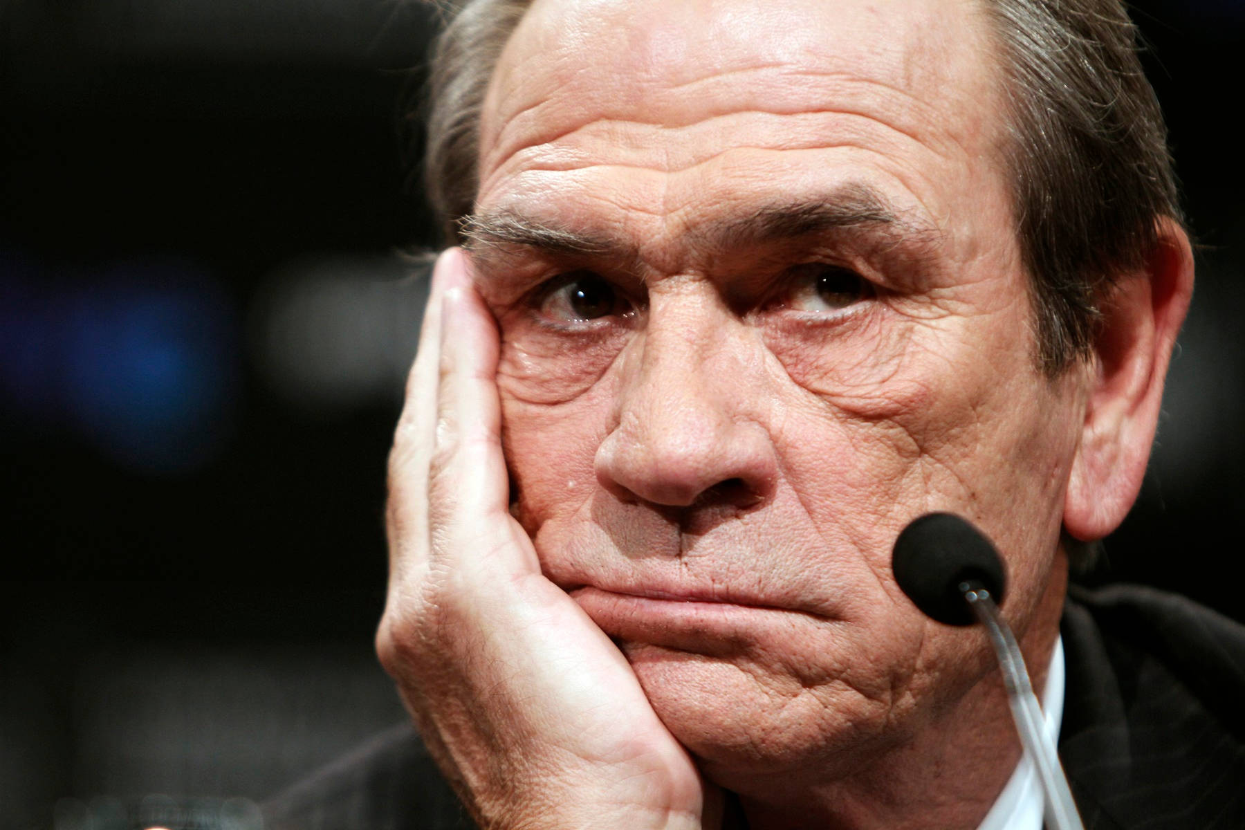 Tommy Lee Jones, palm on his cheek, close-up, HD Desktop Wallpaper