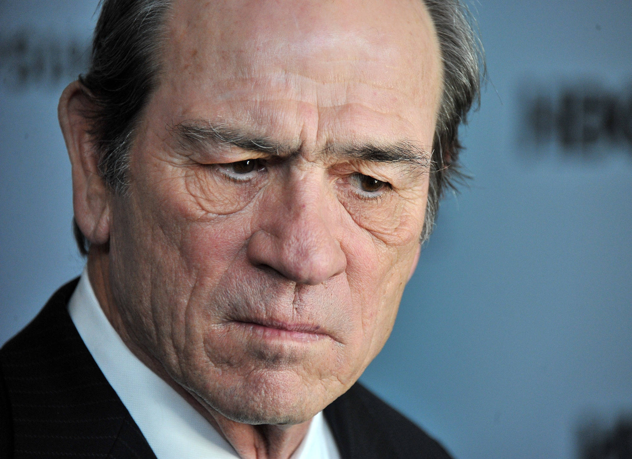 Tommy Lee Jones, dark suit, blurred blue background, Full HD Desktop Wallpaper