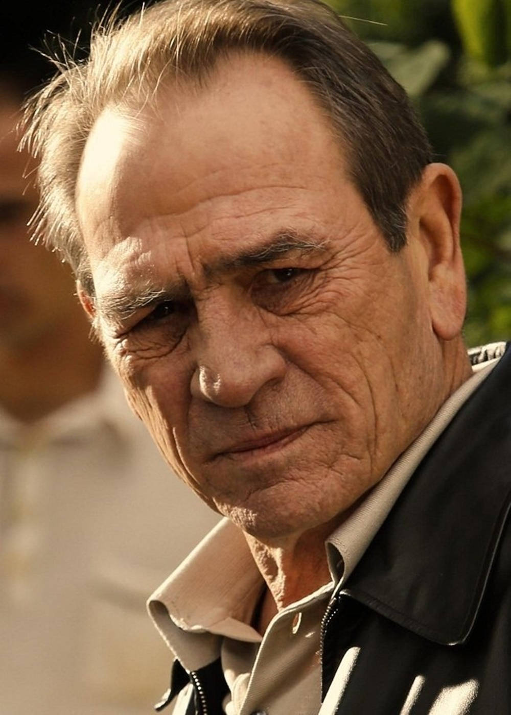 Tommy Lee Jones, black jacket, beige shirt, HD Phone Wallpaper