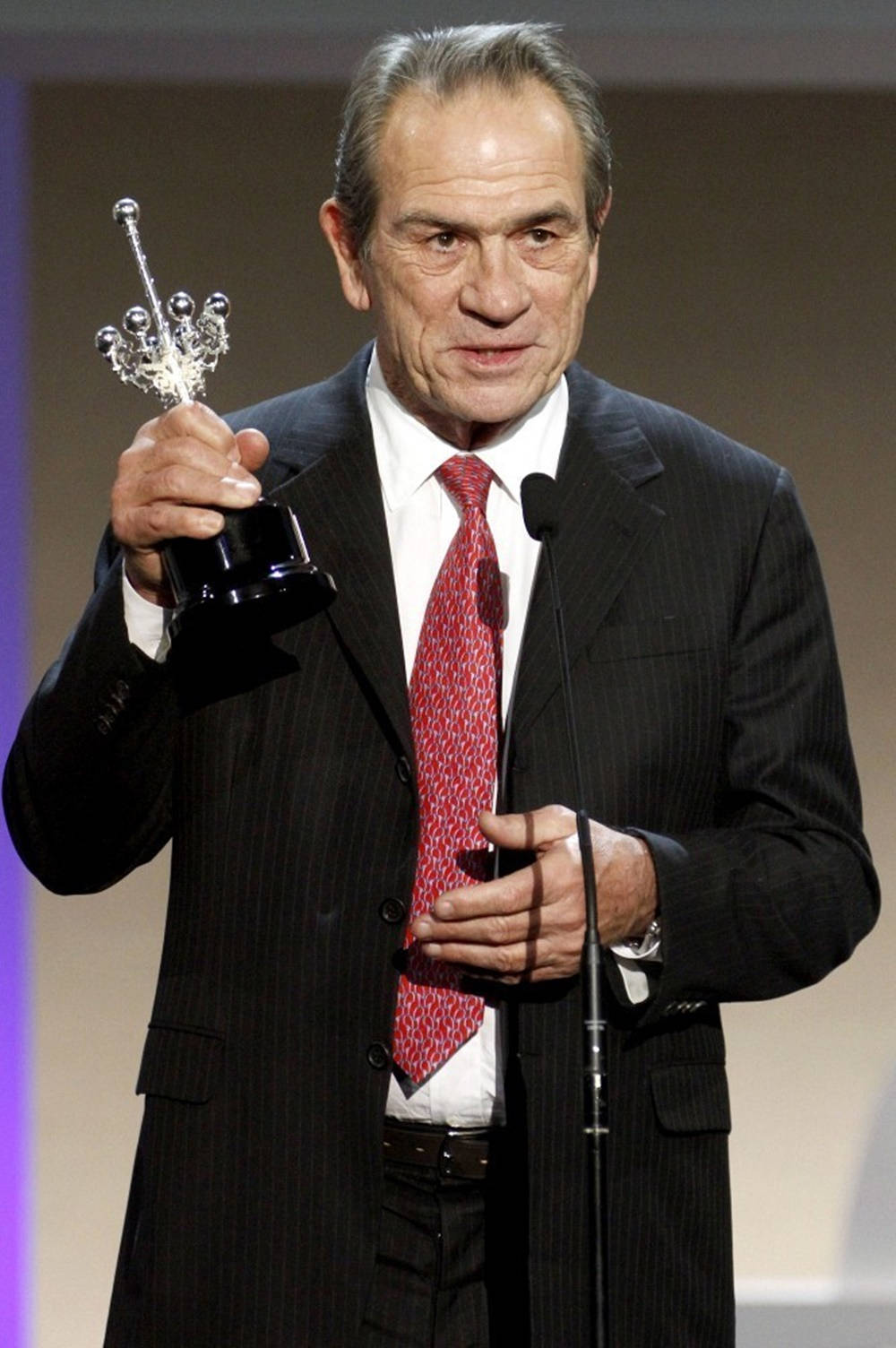 Tommy Lee Jones, pinstripe suit, silver award statue, HD Phone Wallpaper
