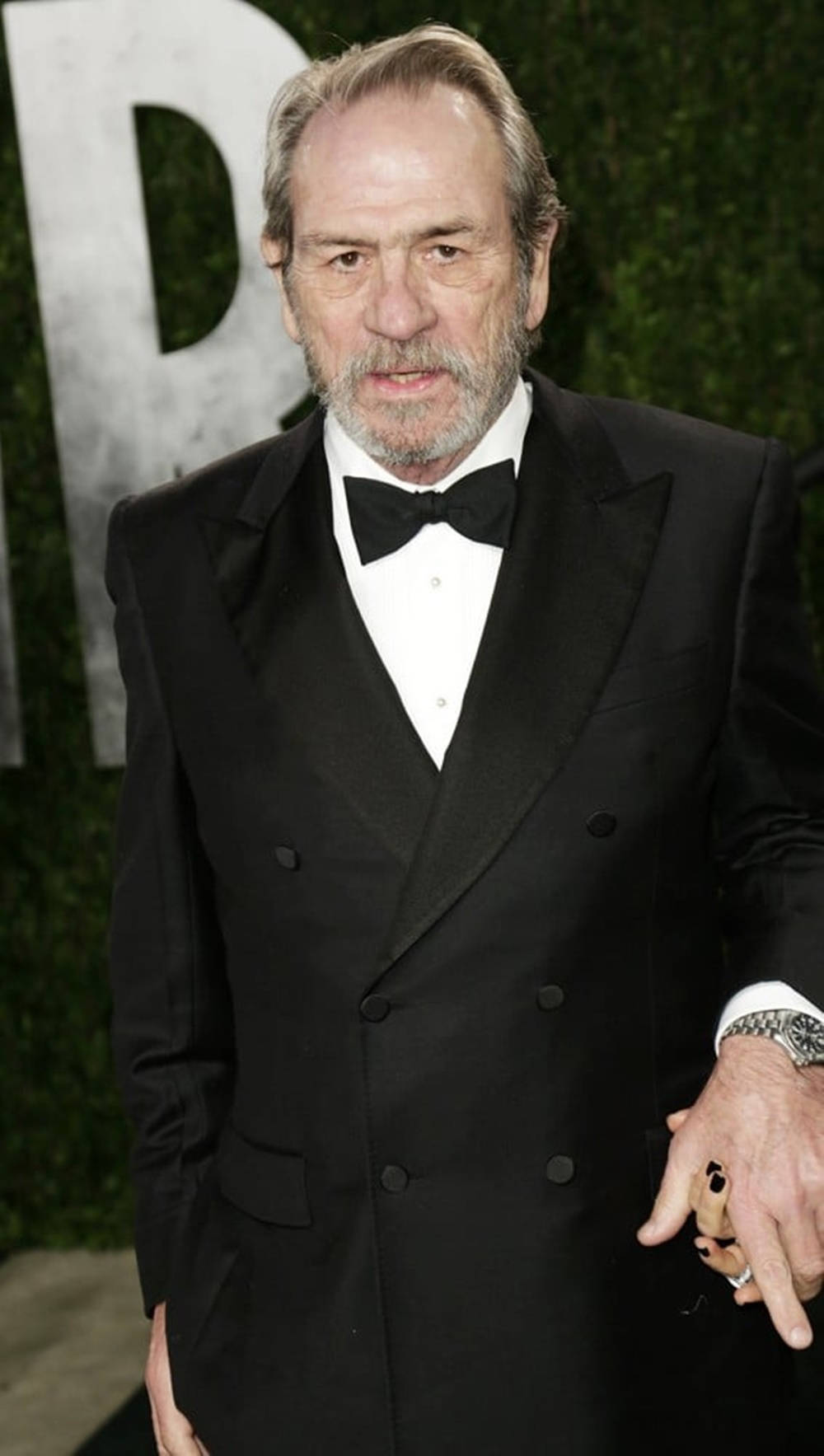 Tommy Lee Jones, black double-breasted tuxedo, bow tie, HD Phone Wallpaper
