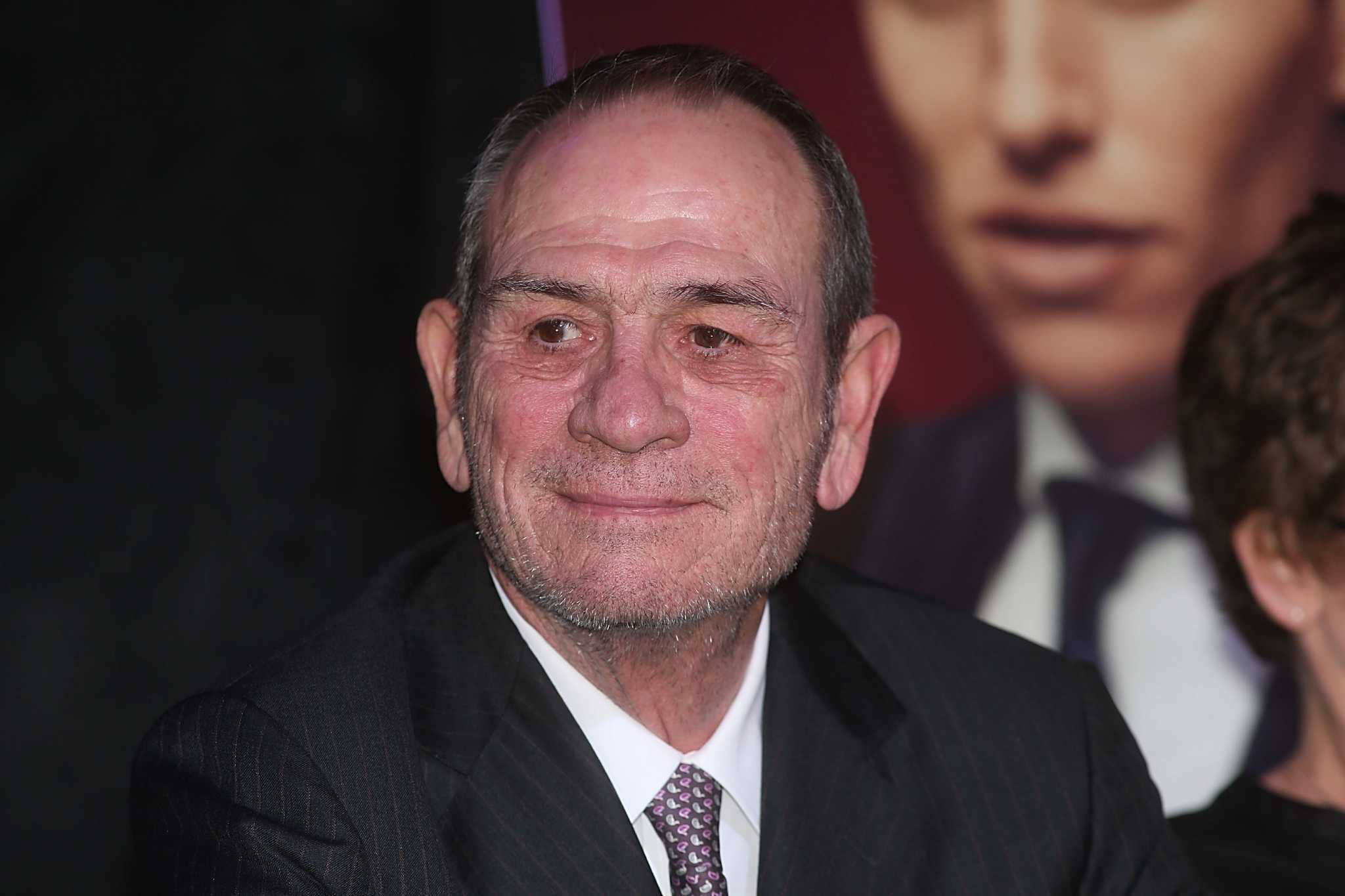 Tommy Lee Jones, dark pinstripe suit, patterned tie, Full HD Desktop Wallpaper