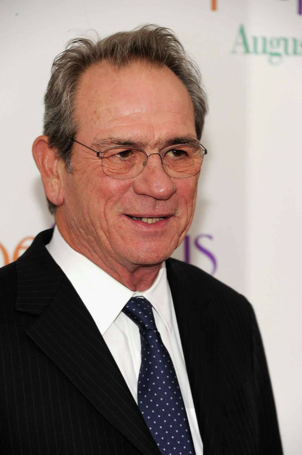 Tommy Lee Jones, pinstripe suit, polka dot tie, HD Phone Wallpaper