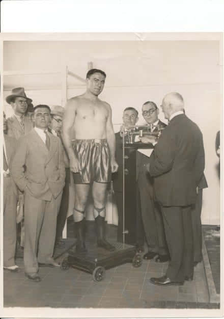 Tommy Loughran, weighing scale, wheeled scale, SD Phone Wallpaper