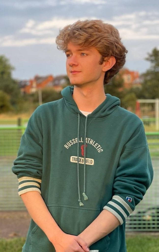Tommyinnit, green hoodie, cloudy sky, SD Phone Wallpaper