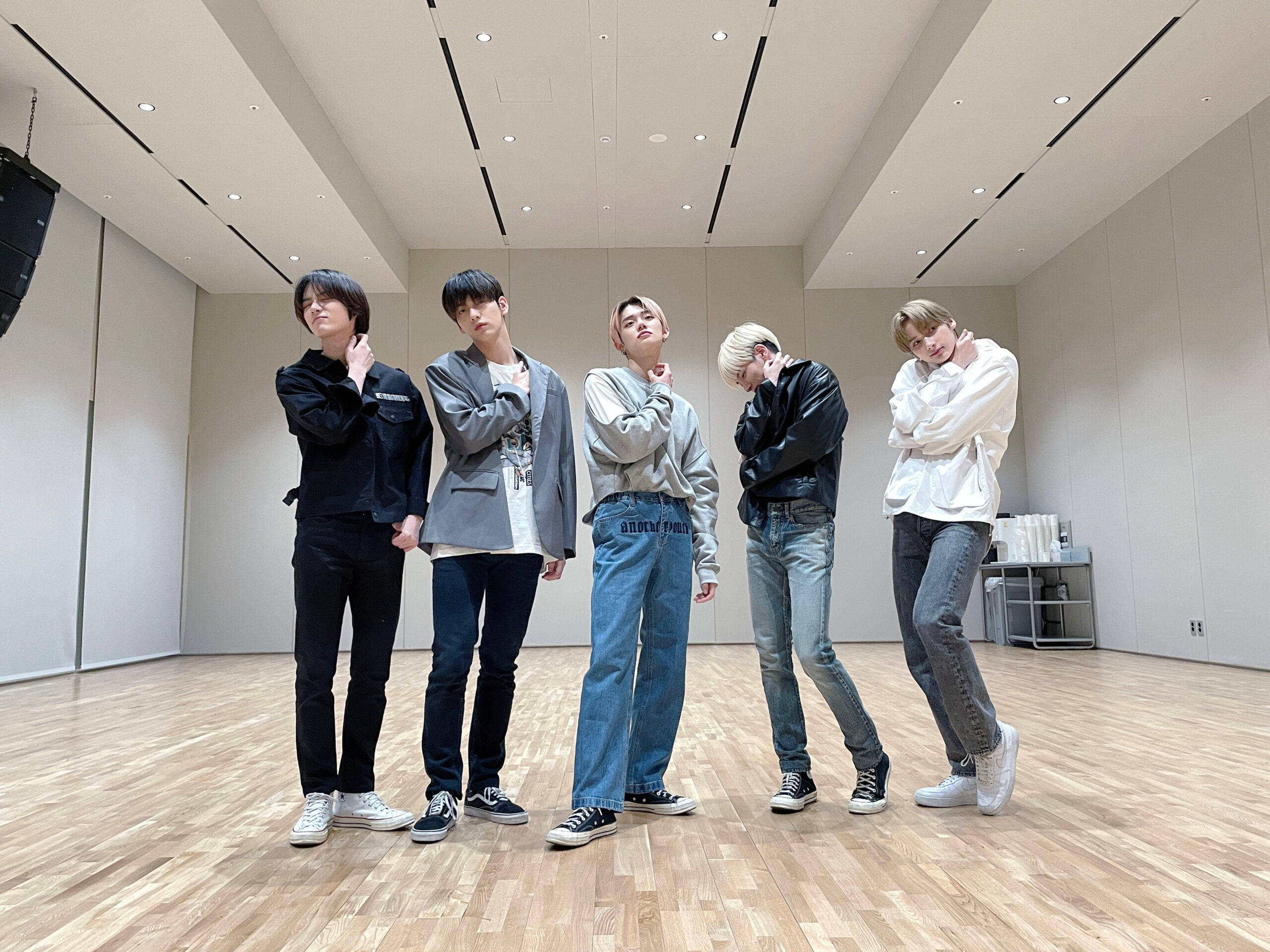 Tomorrow X Together, practice room, wooden floors, 2K Desktop Wallpaper