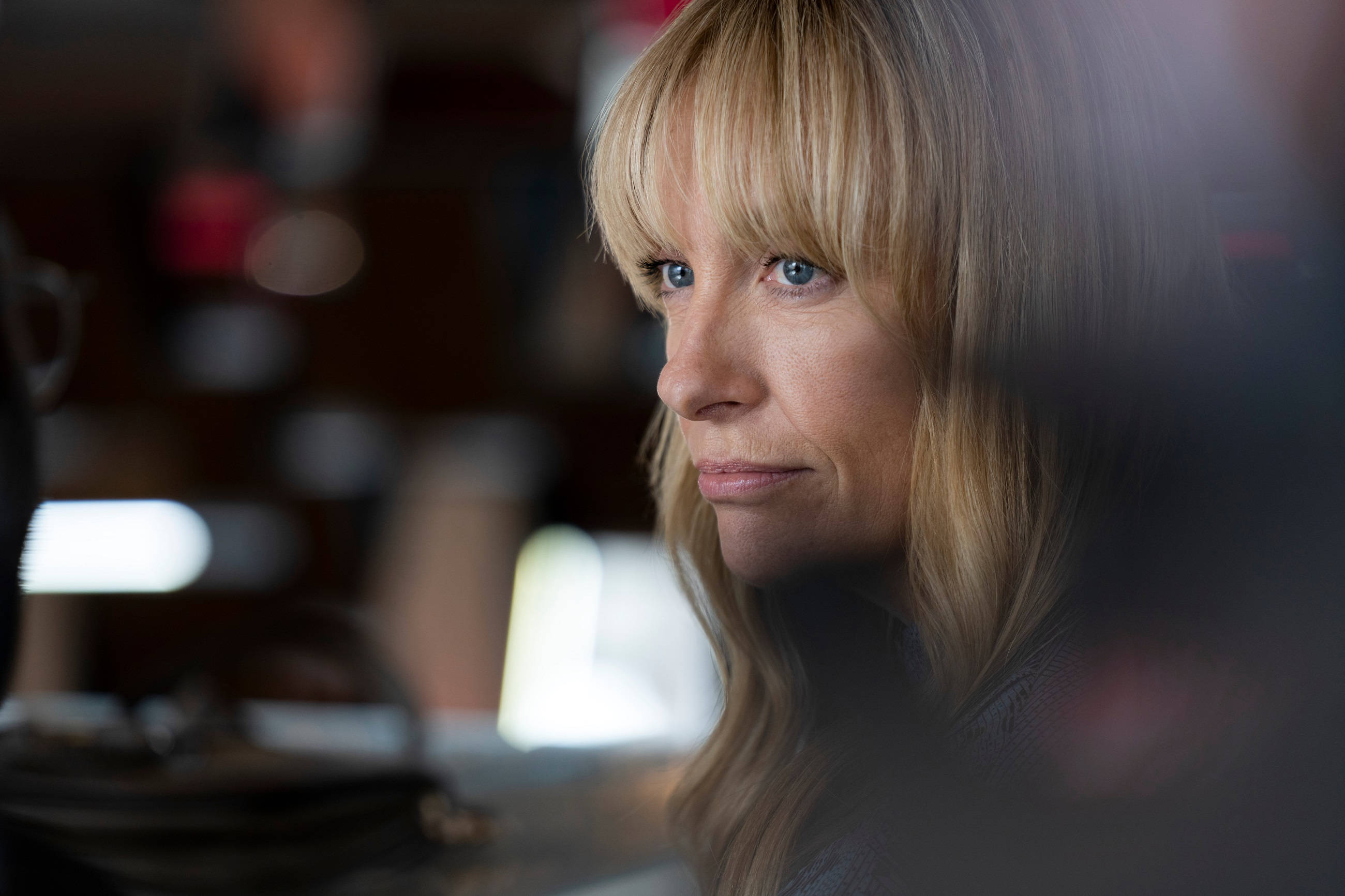 Toni Collette, blonde woman, blue eyes, 2K Desktop Wallpaper