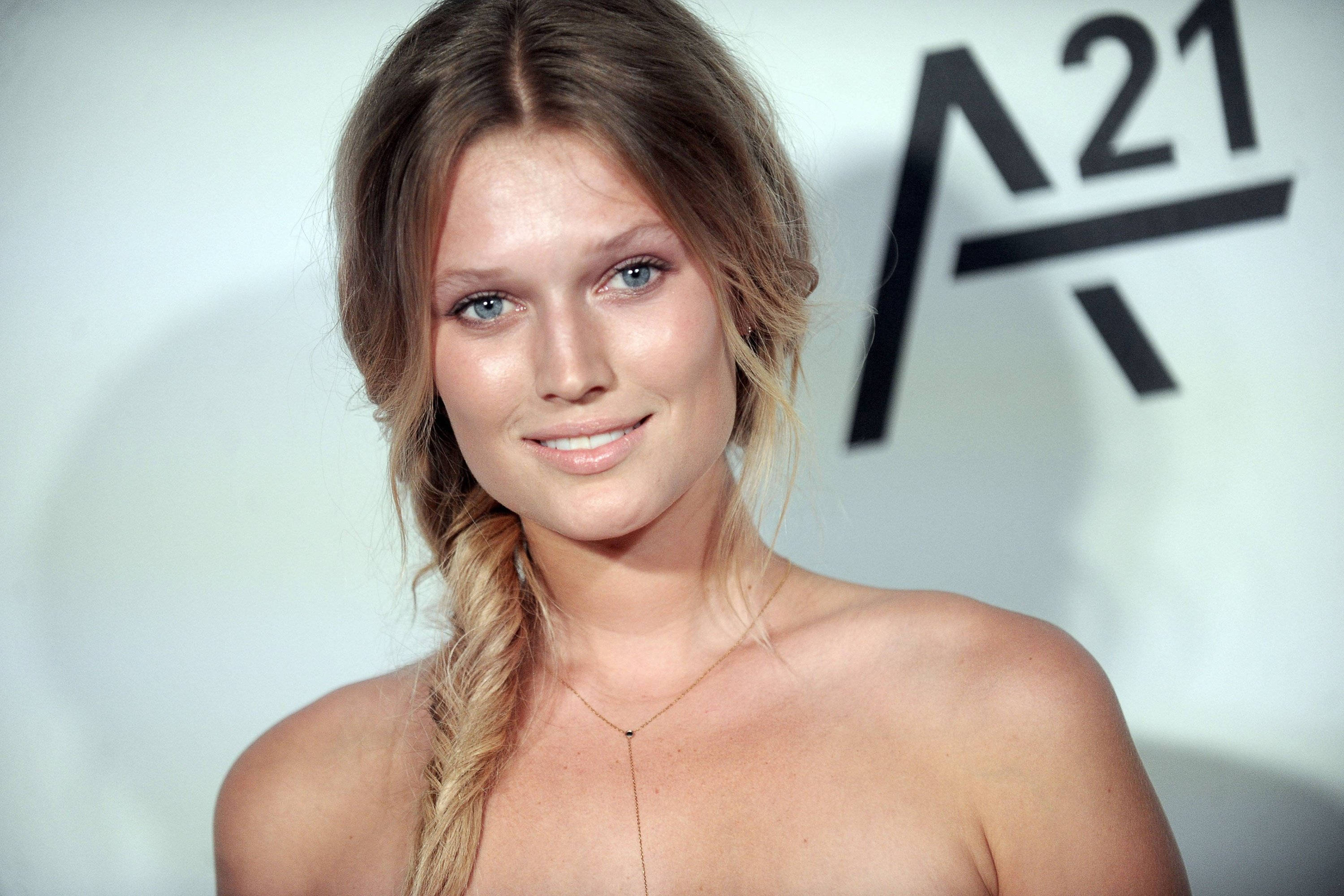 Toni Garrn, A21, blonde braided hair, 2K Desktop Wallpaper