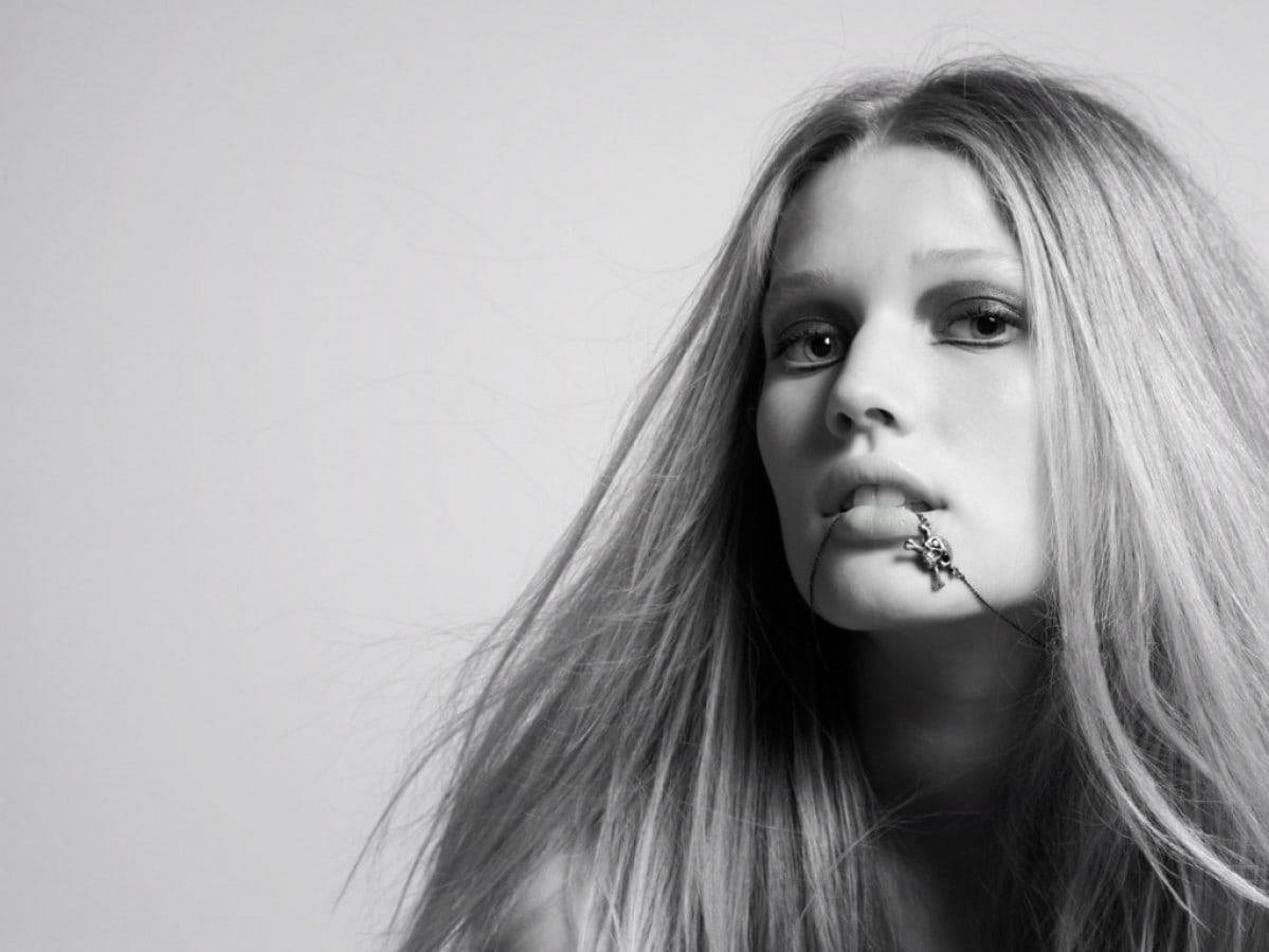 Toni Garrn, black and white portrait, long hair, SD Desktop Wallpaper