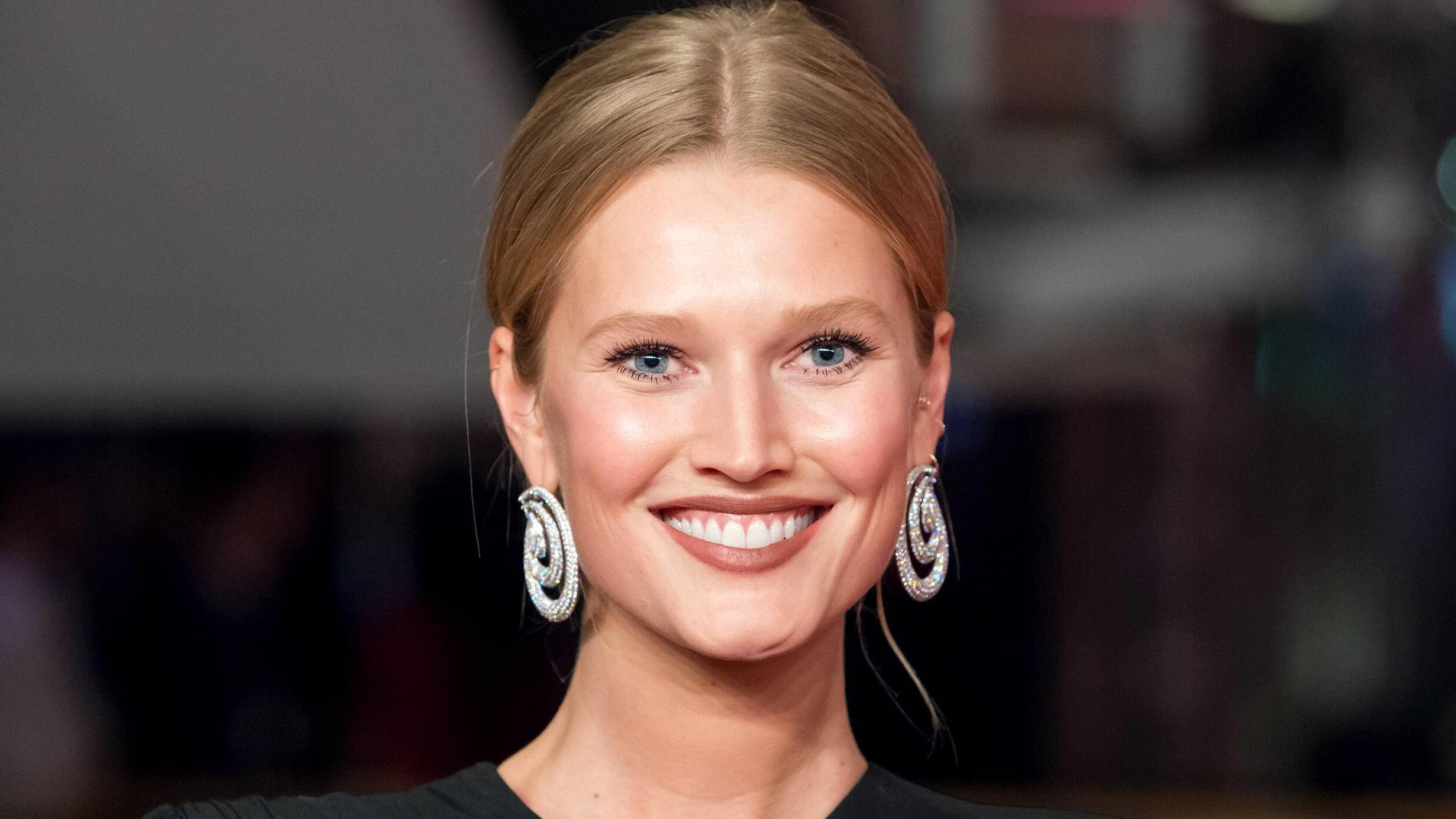 Toni Garrn, blonde hair, sparkling spiral earrings, Full HD Desktop Wallpaper