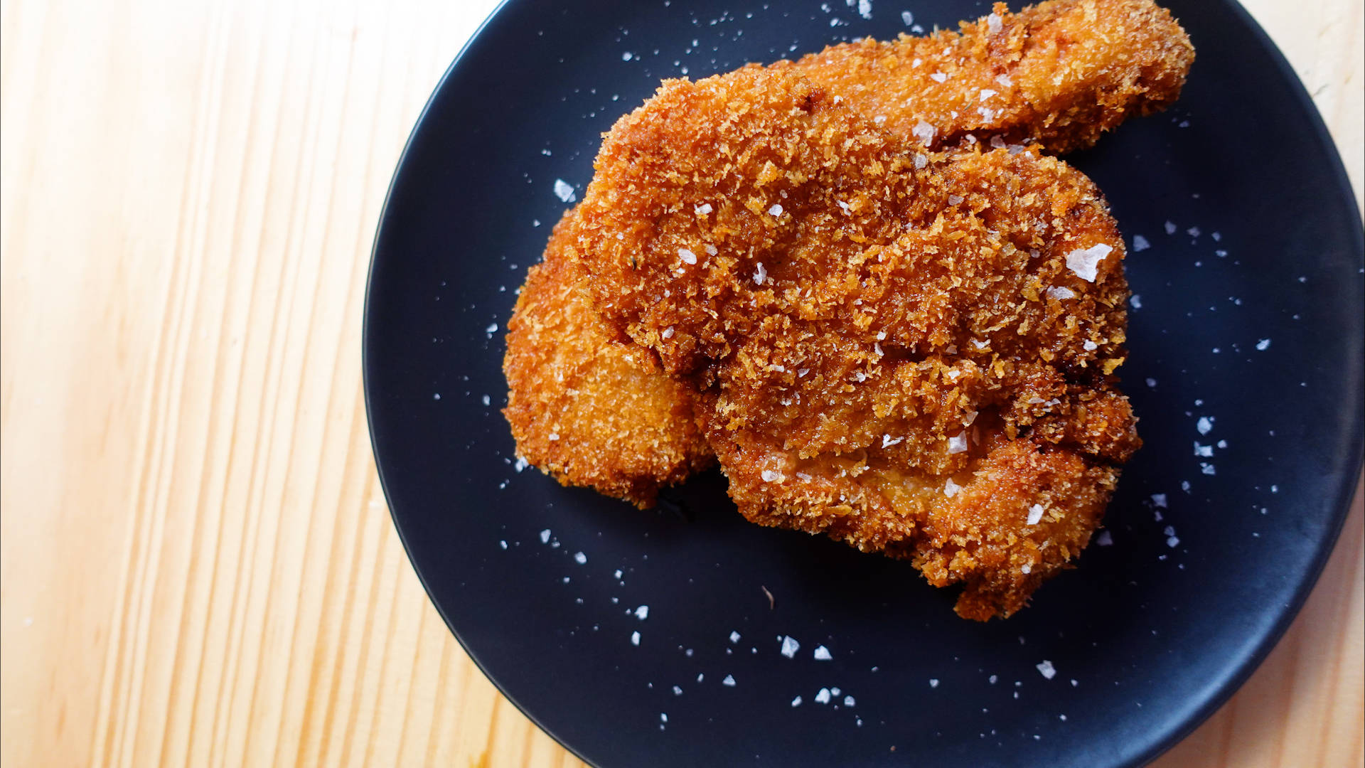 glazed tonkatsu, black round plate, golden crispy fried chicken, Full HD Desktop Wallpaper
