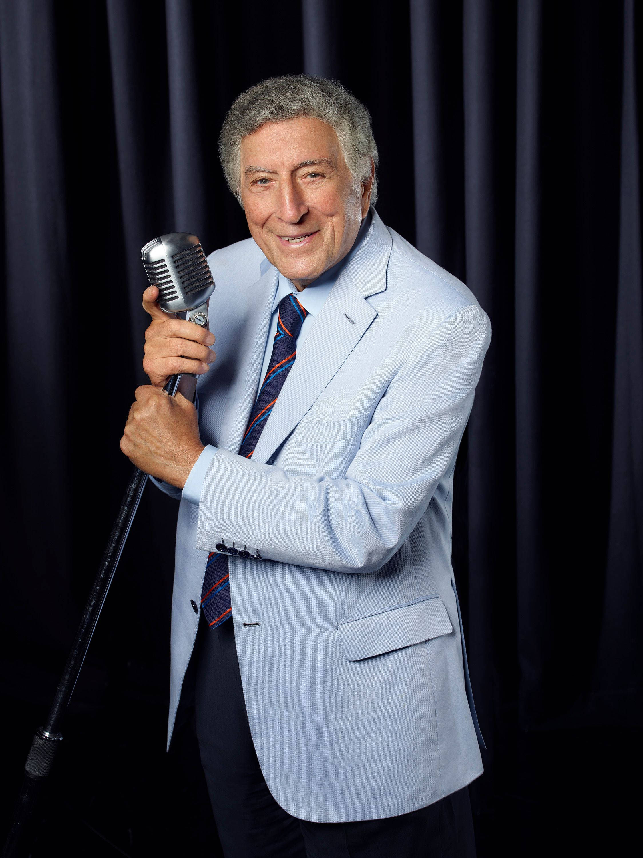 Tony Bennett, light blue suit, vintage silver microphone, 2K Phone Wallpaper