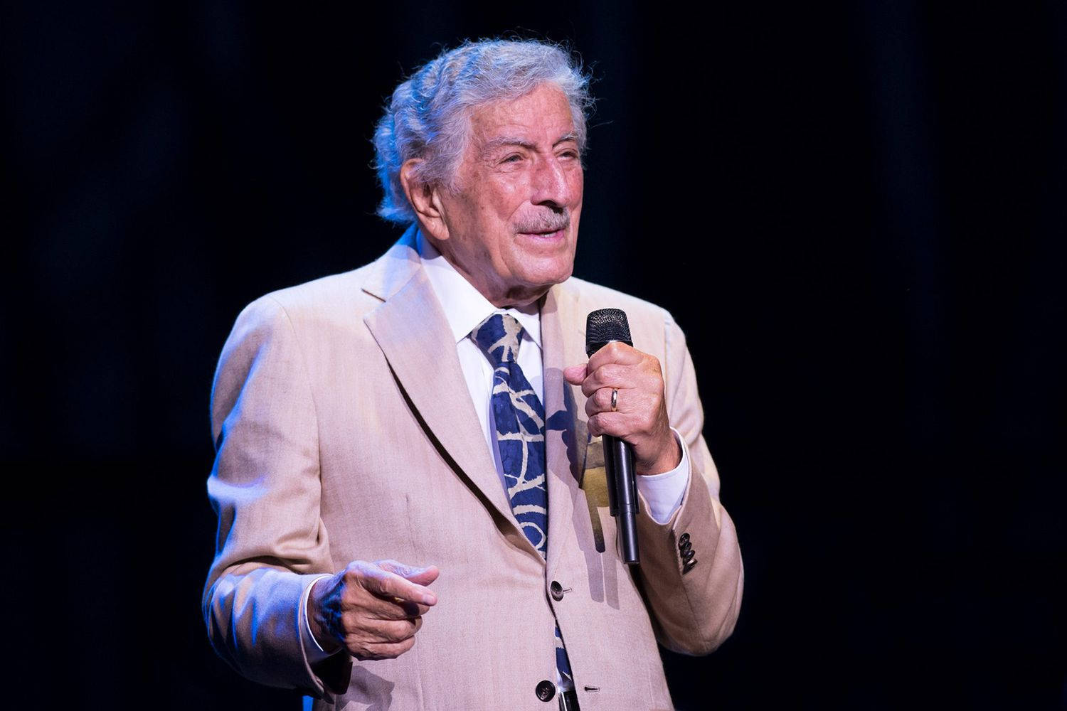 Tony Bennett, beige suit, microphone, HD Desktop Wallpaper