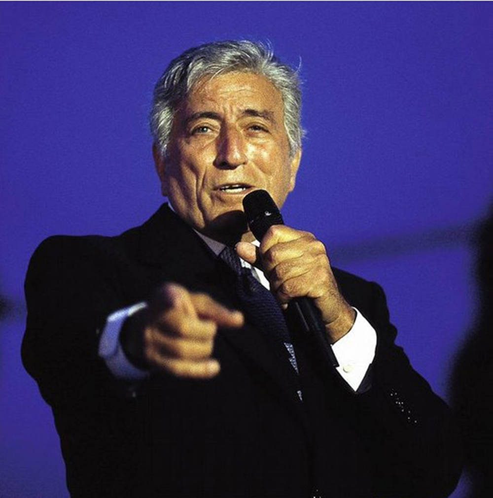 Tony Bennett, dark suit, microphone, SD Phone Wallpaper