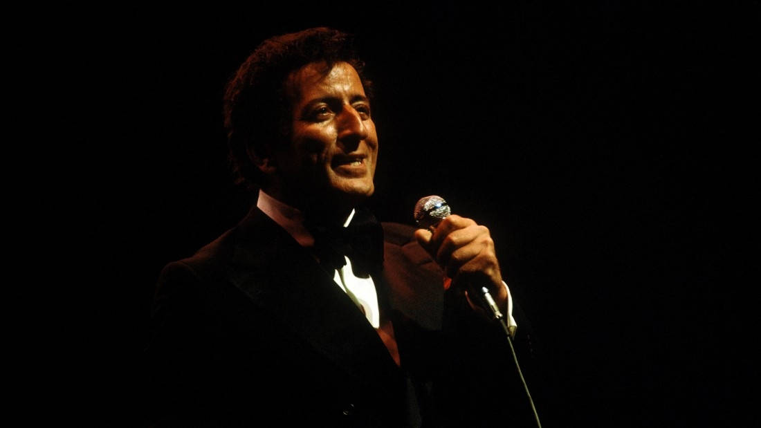 Tony Bennett, tuxedo, microphone, SD Desktop Wallpaper