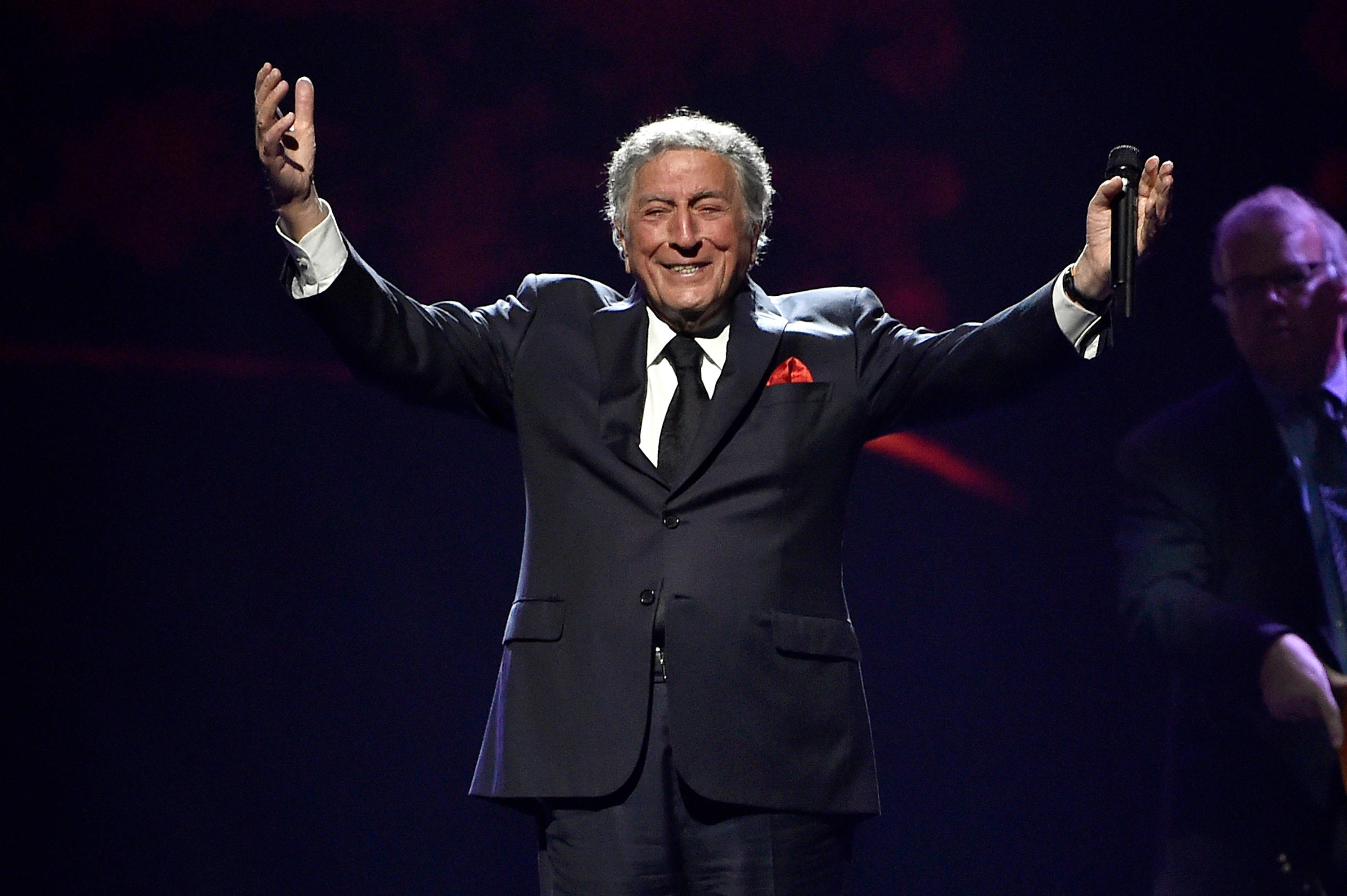 Tony Bennett, dark suit, red pocket square, 2K Desktop Wallpaper