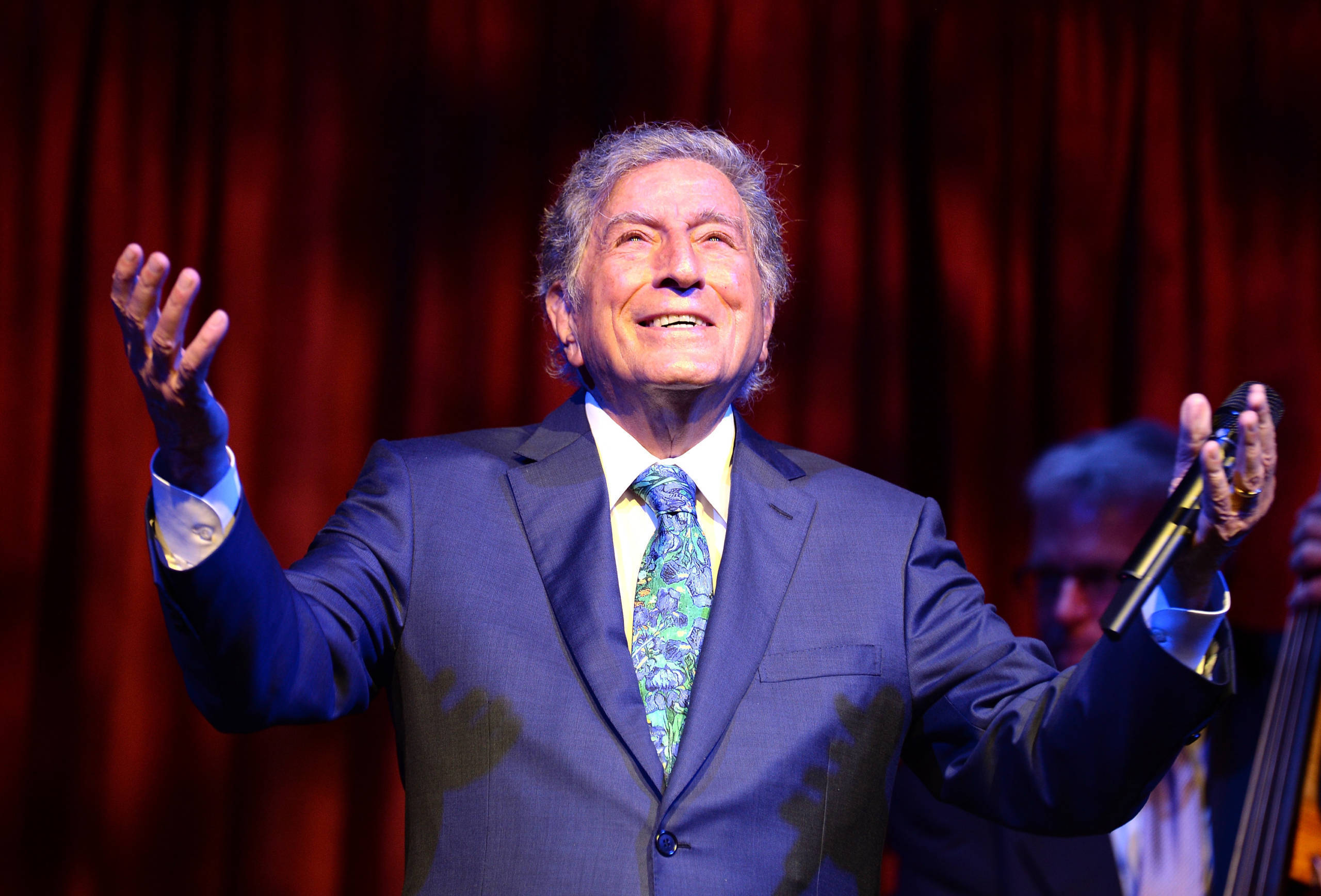 Tony Bennett, blue suit, patterned tie, 2K Desktop Wallpaper