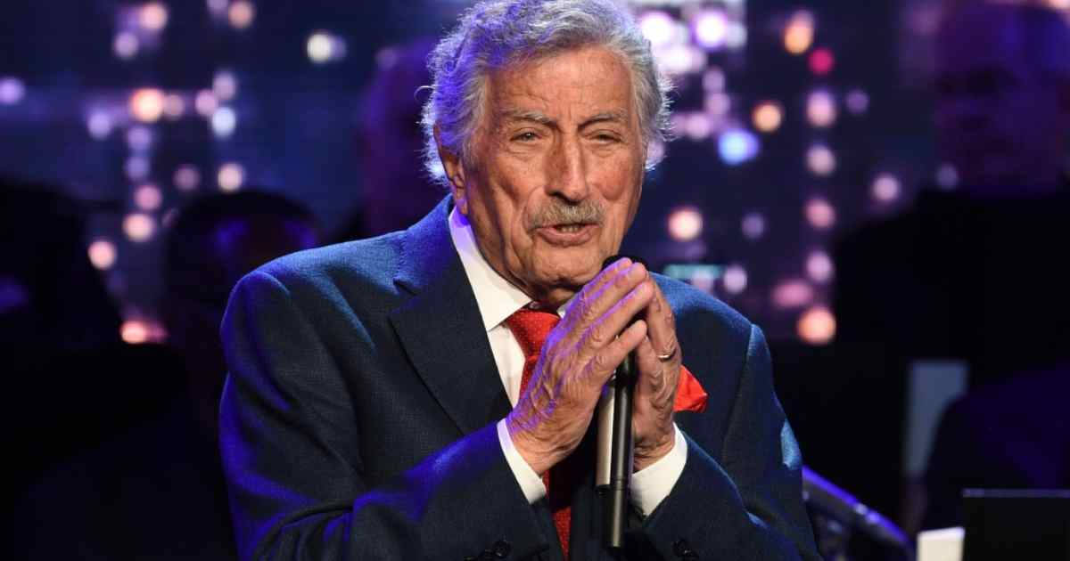 Tony Bennett, Christmas Theme, purple stage lights, SD Desktop Wallpaper