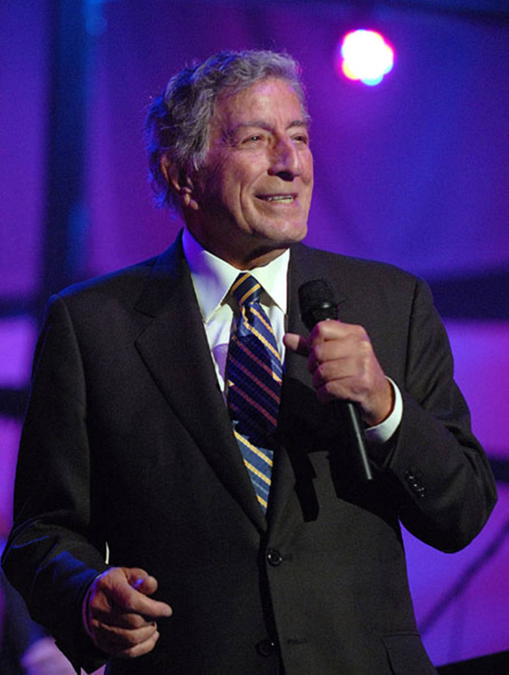 Tony Bennett, suit, microphone, HD Phone Wallpaper