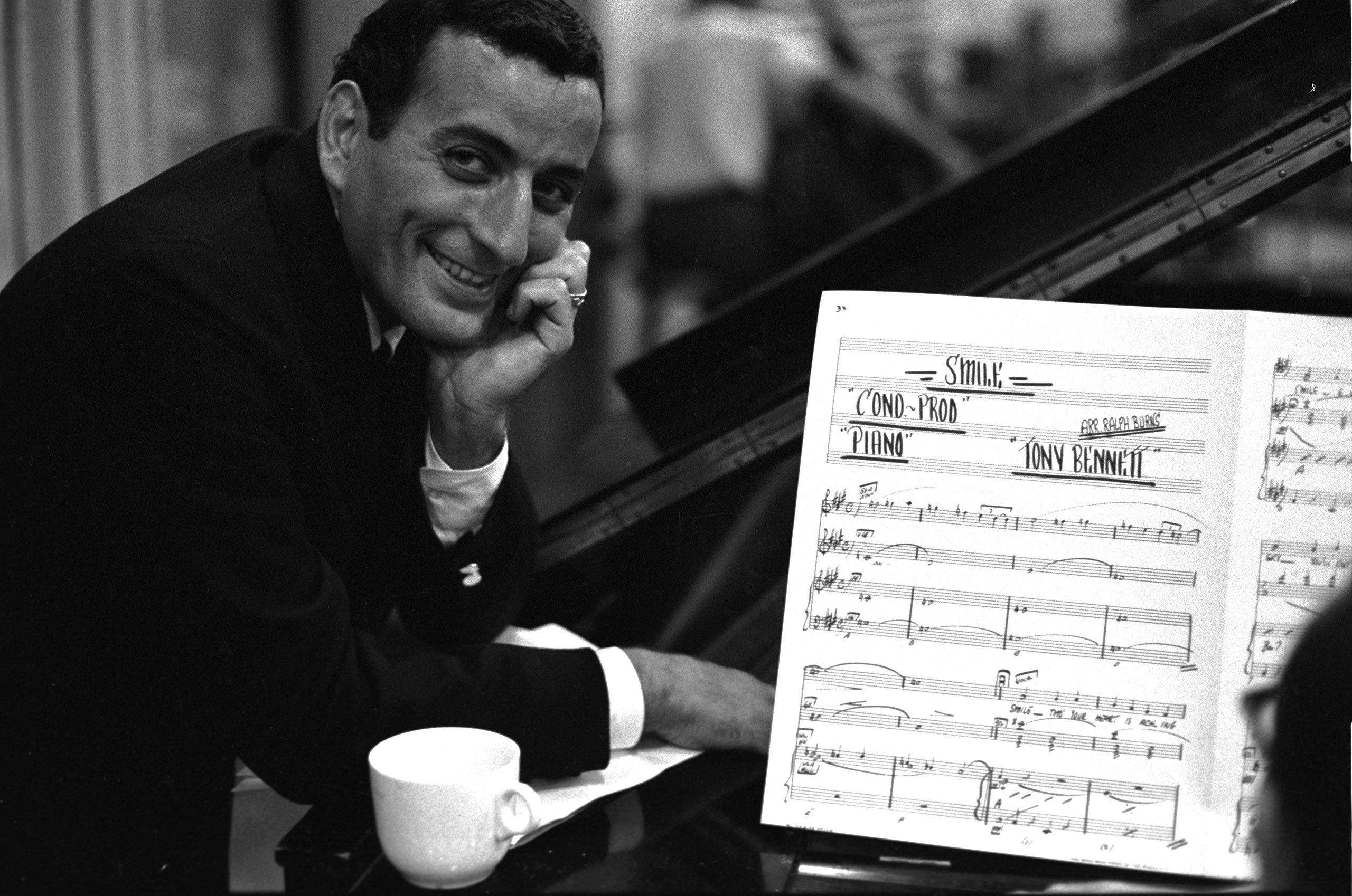 Tony Bennett, piano, sheet music, 2K Desktop Wallpaper
