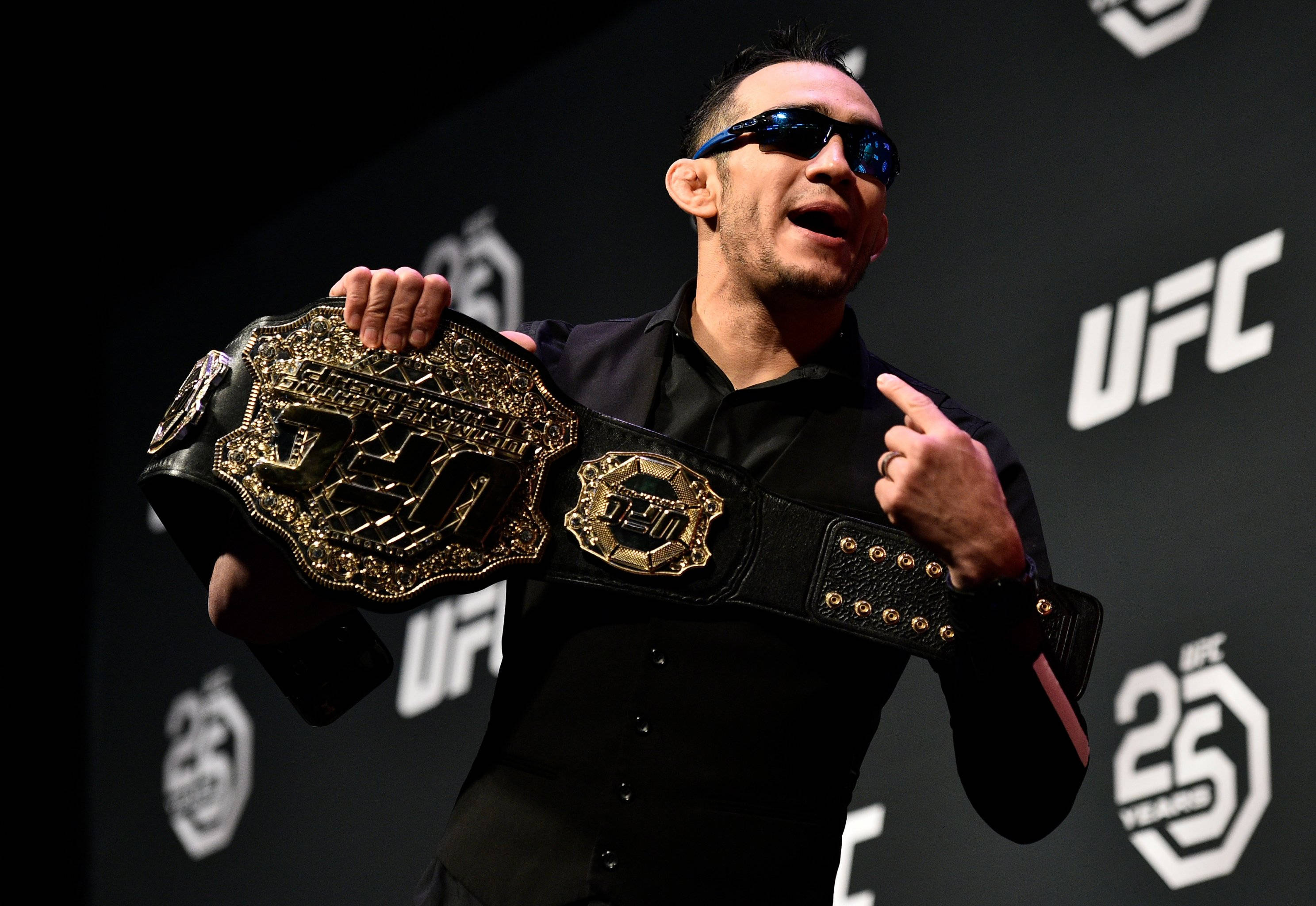 Tony Ferguson, black shirt, sunglasses, 2K Desktop Wallpaper