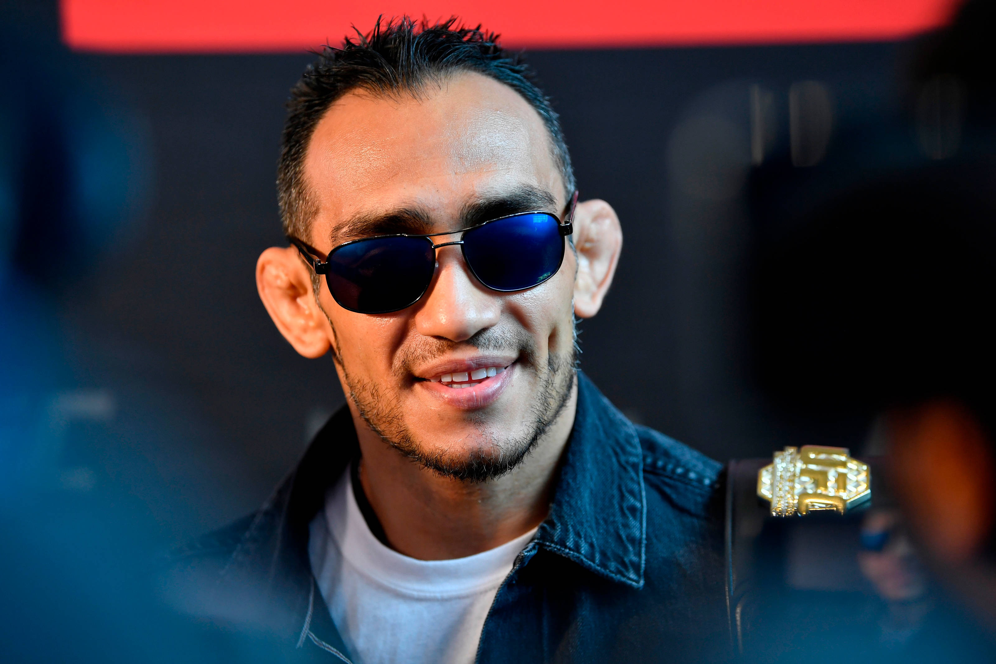 Tony Ferguson, gold championship belt, sunglasses, 2K Desktop Wallpaper