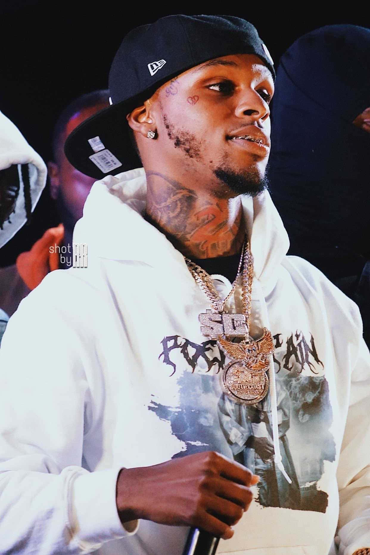 white hoodie, black cap, gold chains, HD Phone Wallpaper
