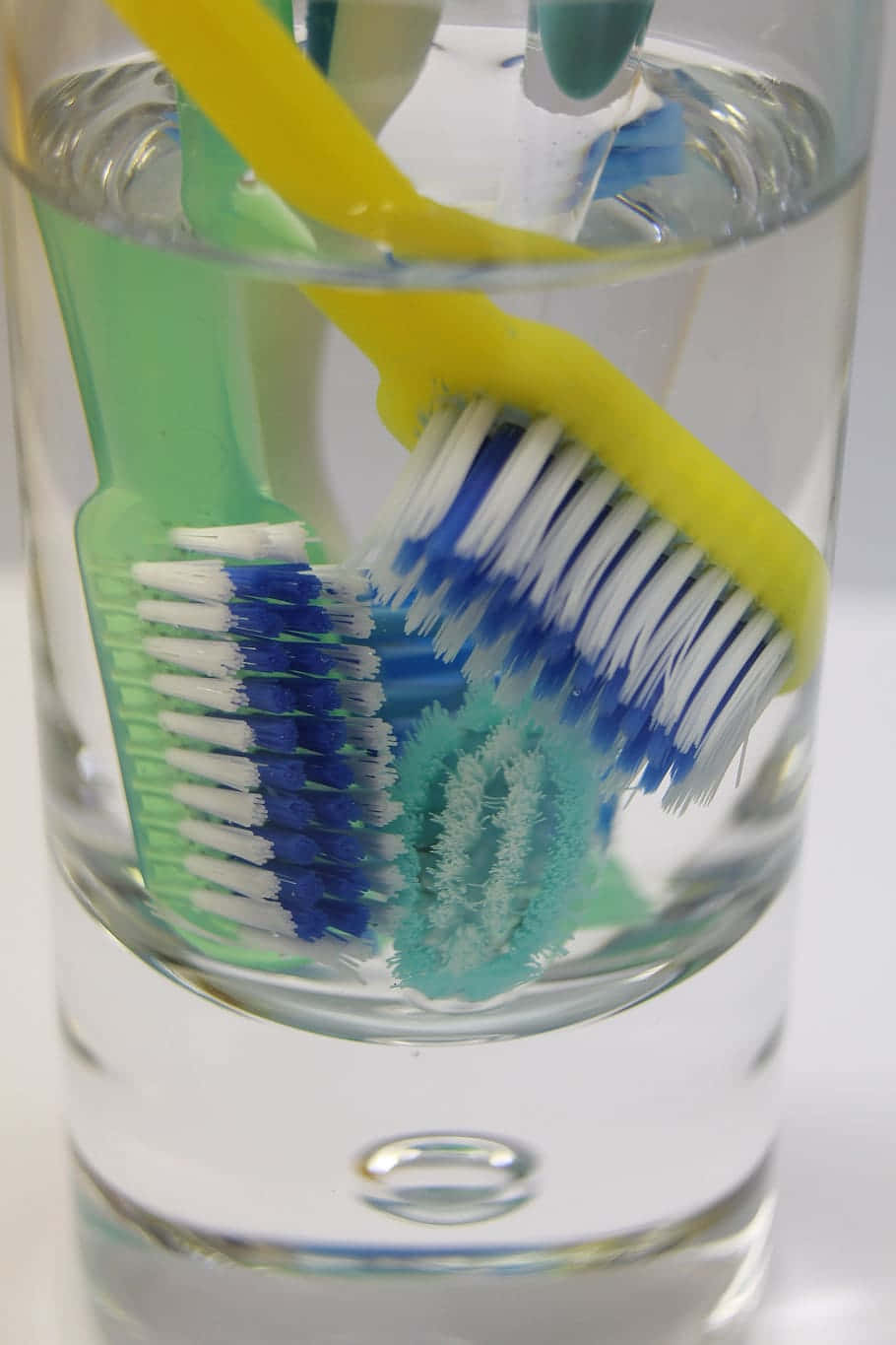 toothbrushes, clear water, transparent glass, HD Phone Wallpaper