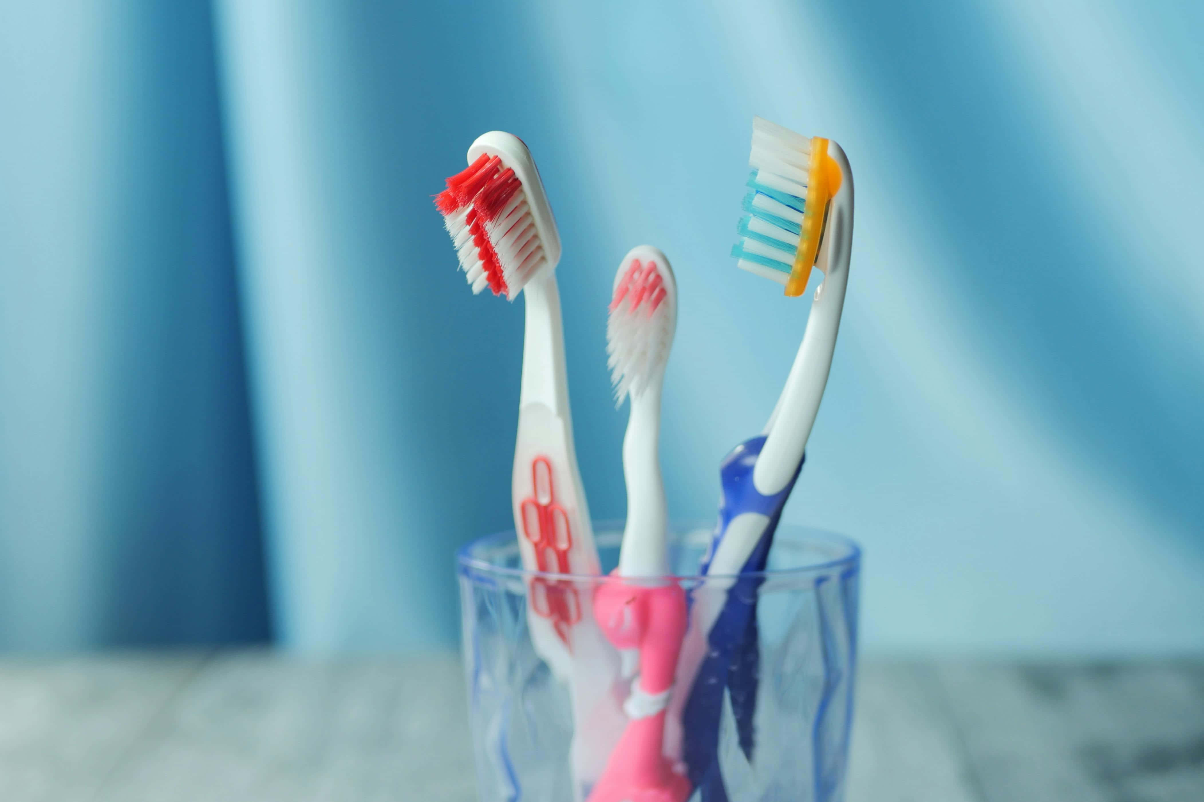 assorted toothbrushes, glass holder, clear glass, 4K Desktop Wallpaper