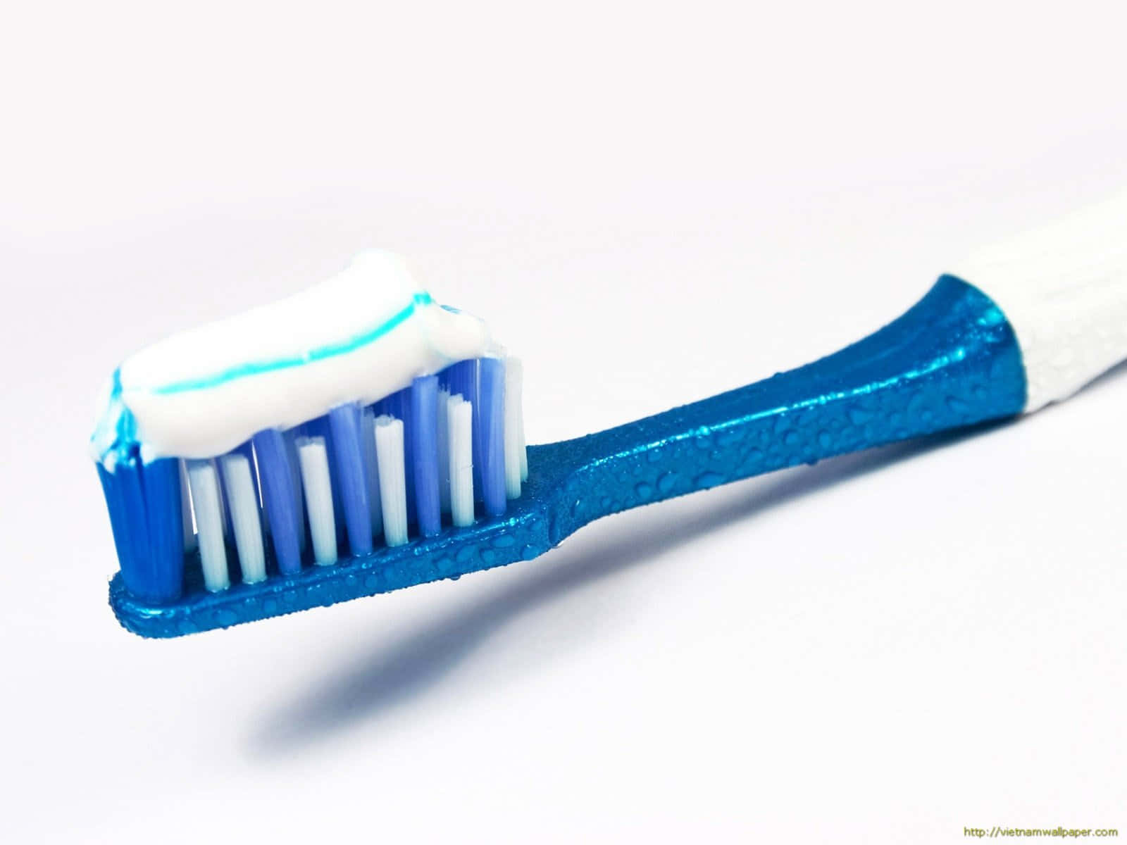 blue toothbrush, white bristles, white toothpaste, HD Desktop Wallpaper