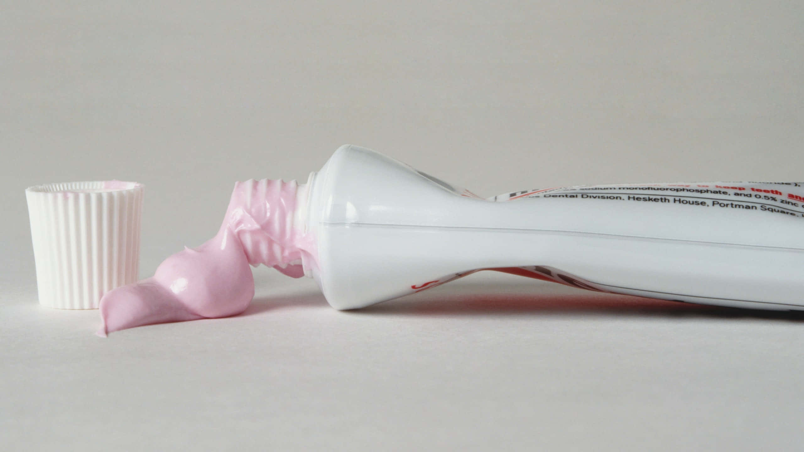 toothpaste tube, pink paste, cap, 2K Desktop Wallpaper
