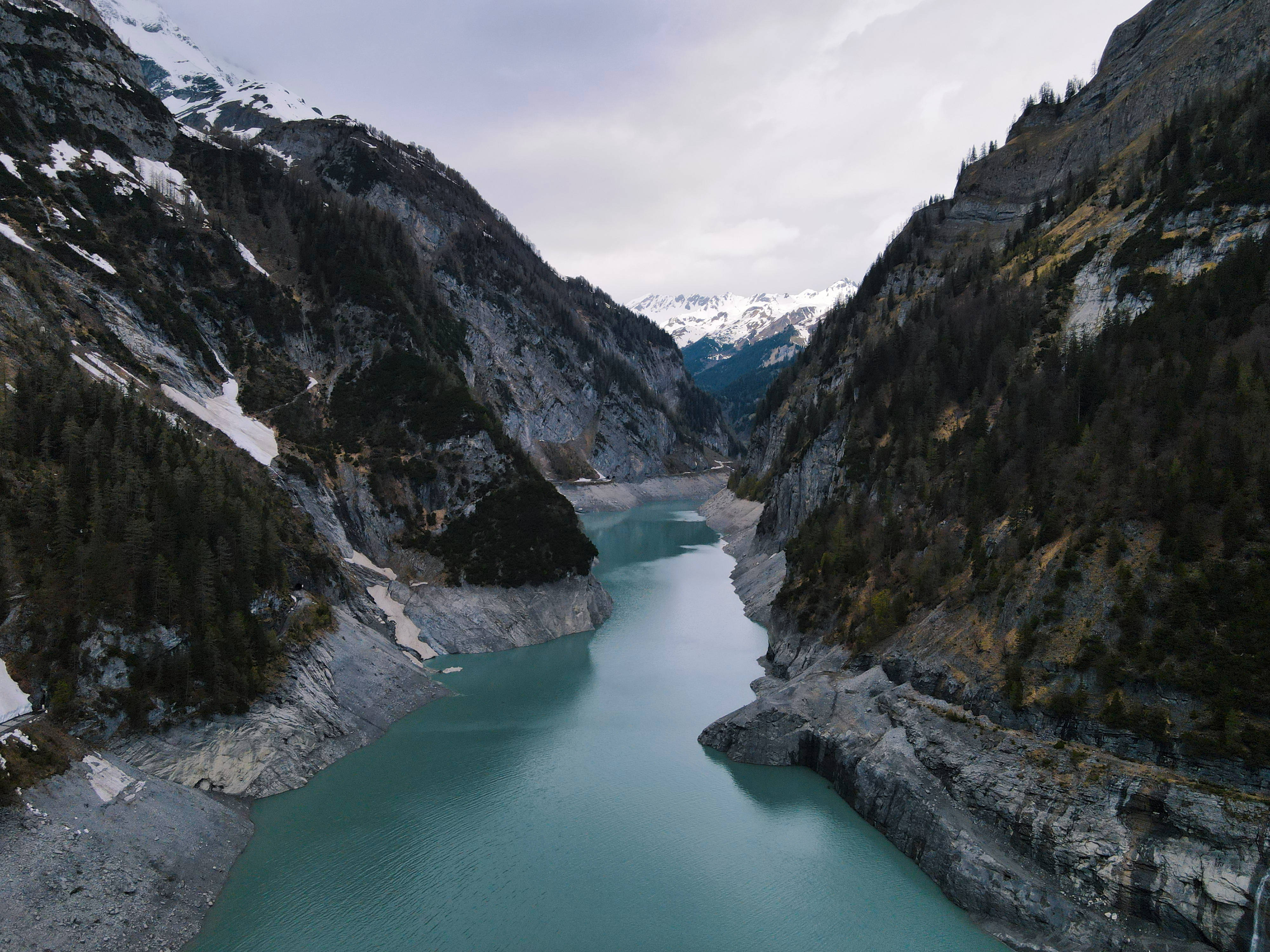 mountain lake, turquoise glacial lake, snow-dusted mountains, 4K Desktop Wallpaper