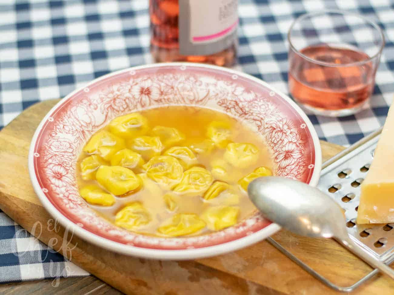 Tortellini In Brodo, golden tortellini, broth, HD Desktop Wallpaper