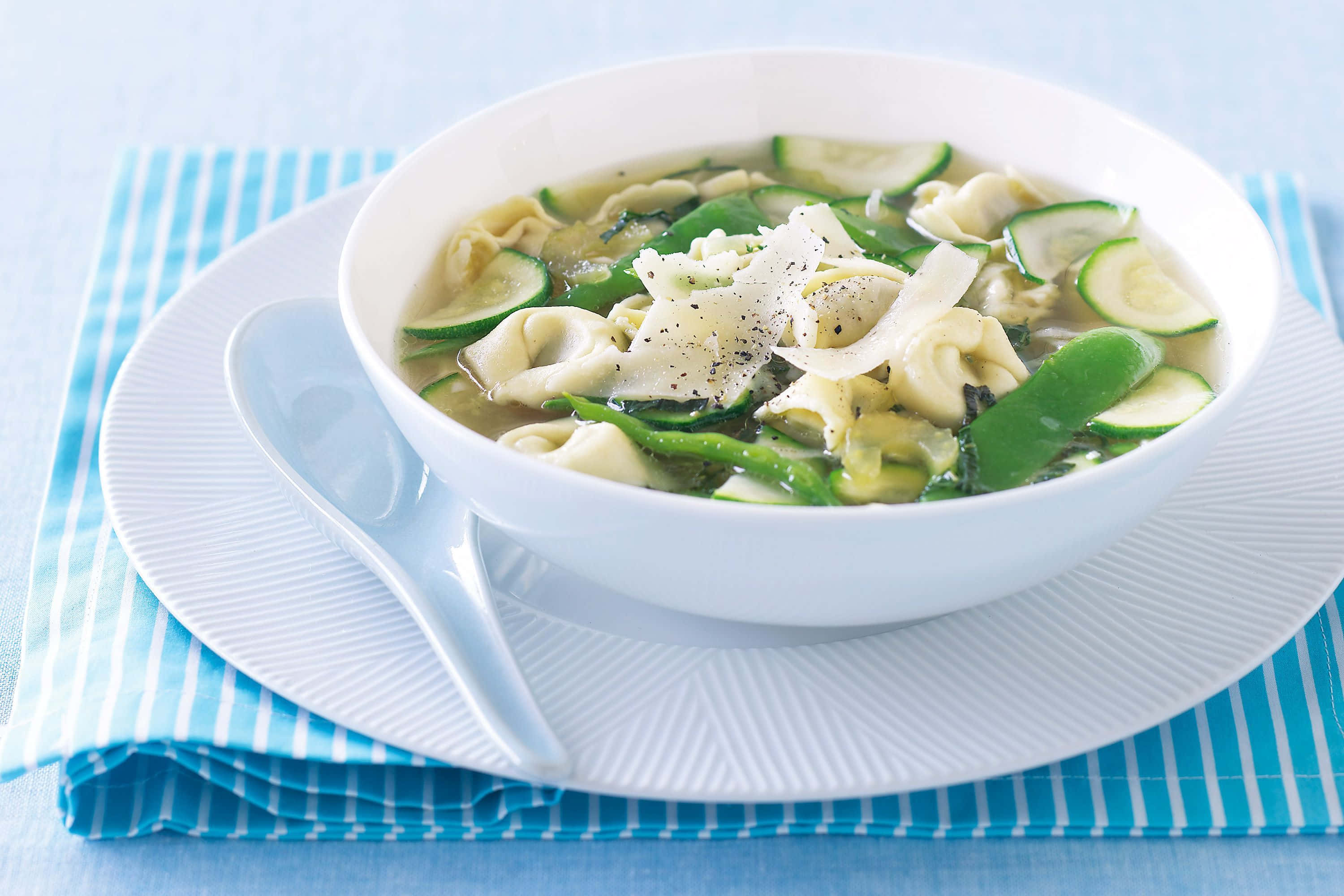 tortellini in brodo, white bowl, zucchini, 2K Desktop Wallpaper